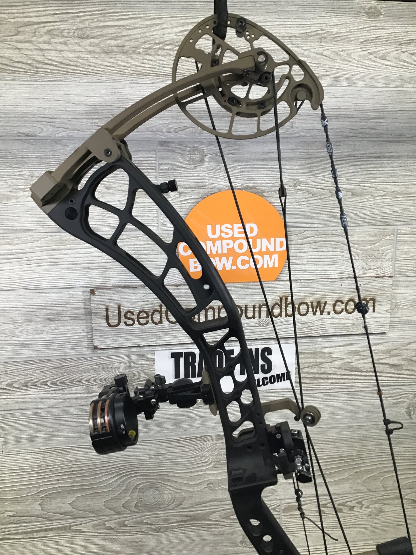 Xpedition Xlite 32 60-70# Black with FDE accents 25-30.5" Package