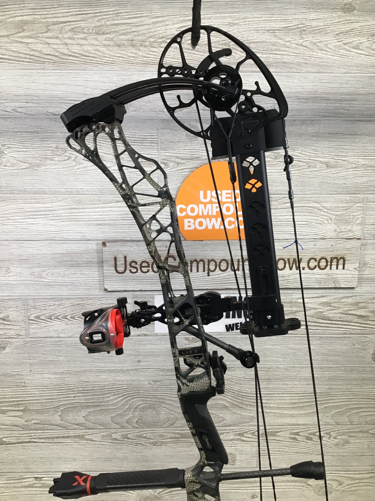 Used Mathews Lift X 29.5 Right Hand Kuiu Verde riser/ Black limbs 27"/70# Package