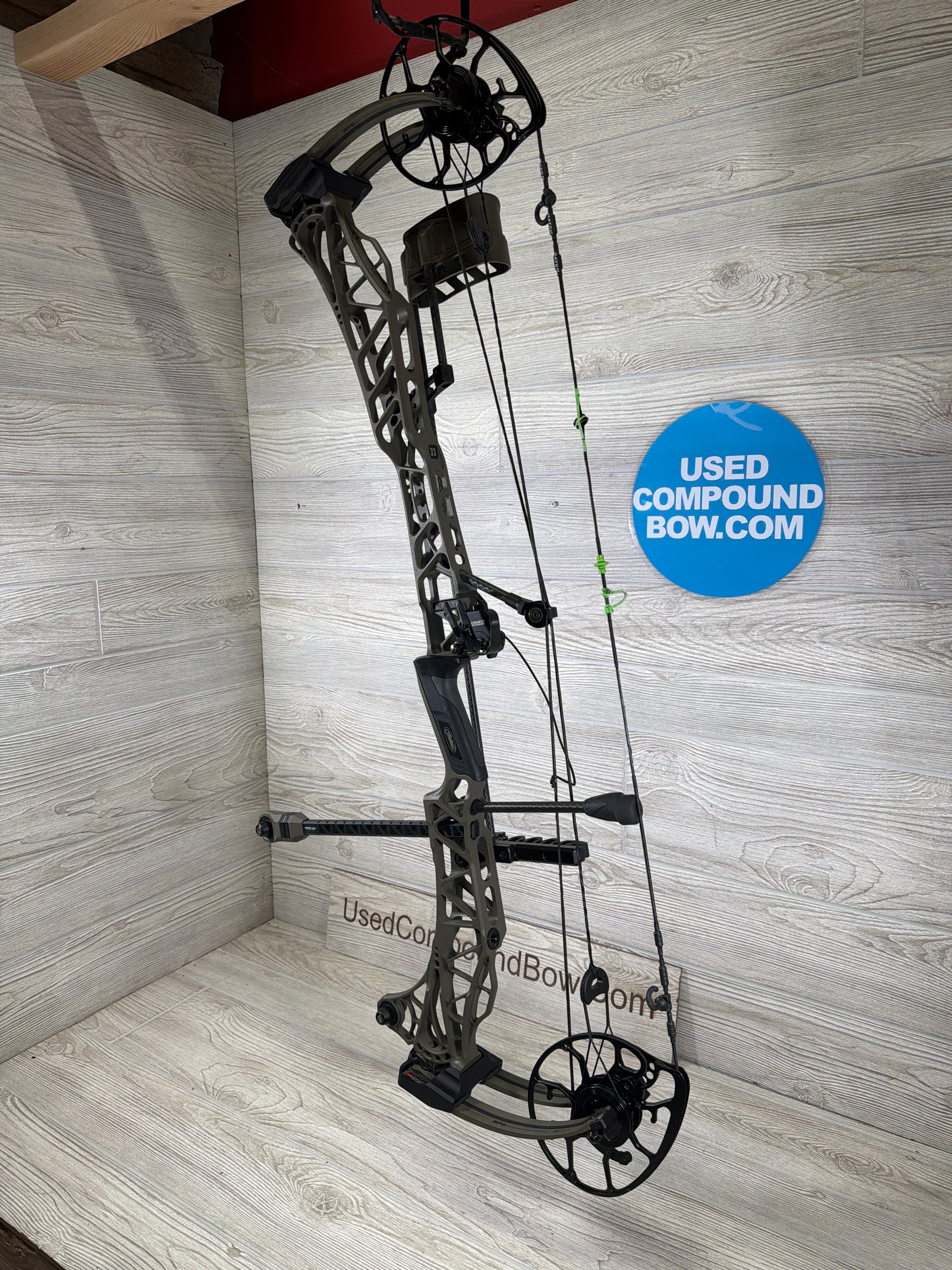 Used Mathews LIFT 33 29" 70lb Right Hand Green Ambush Bow Pkg