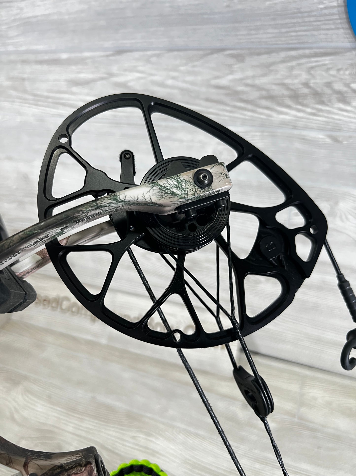 Mathews Triax 70lb Lost XD camo Left Hand Bow Package