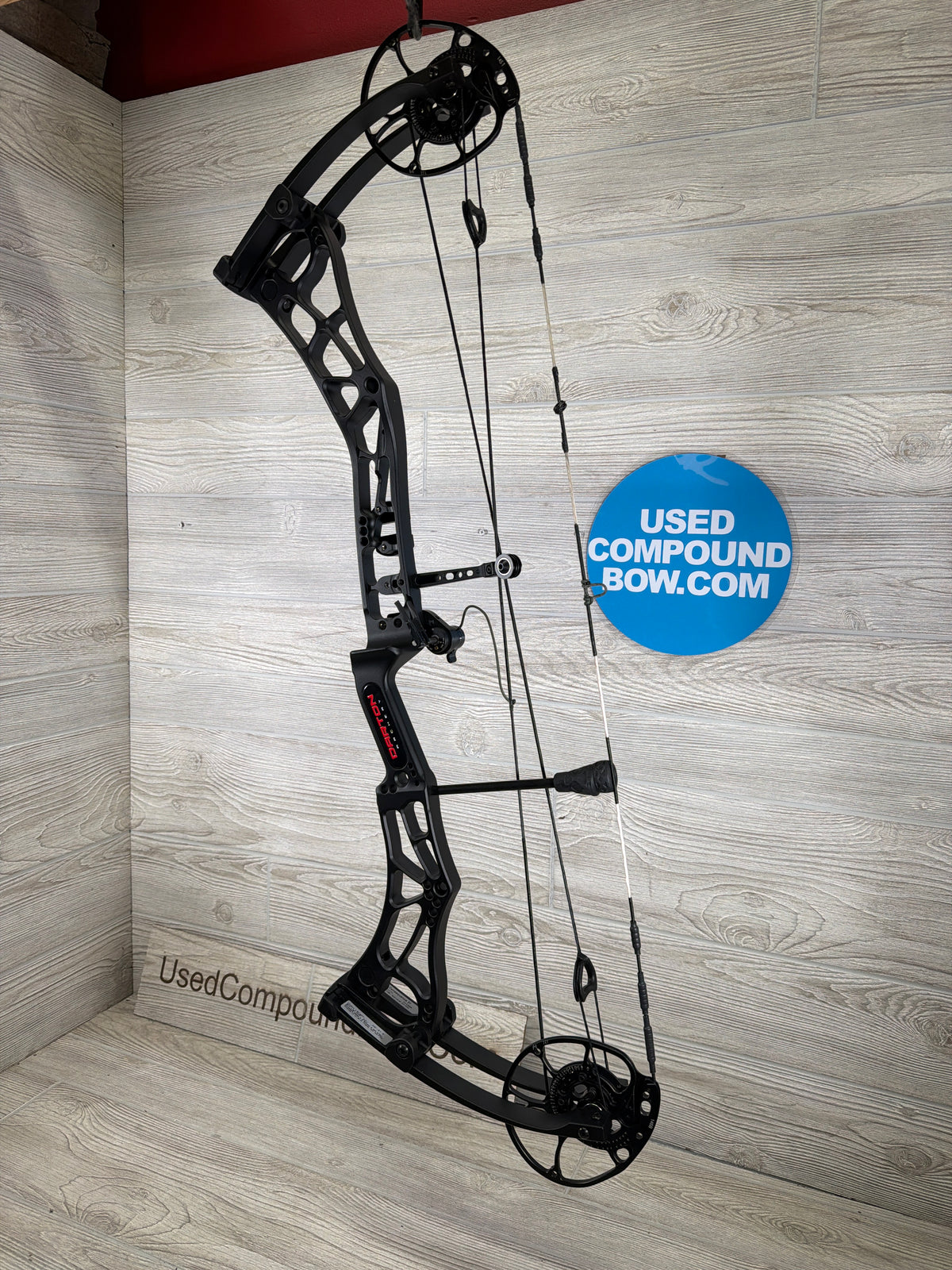 Used Darton Consequence 31 28" 70lb Right Hand Black Bow w Ultrarest