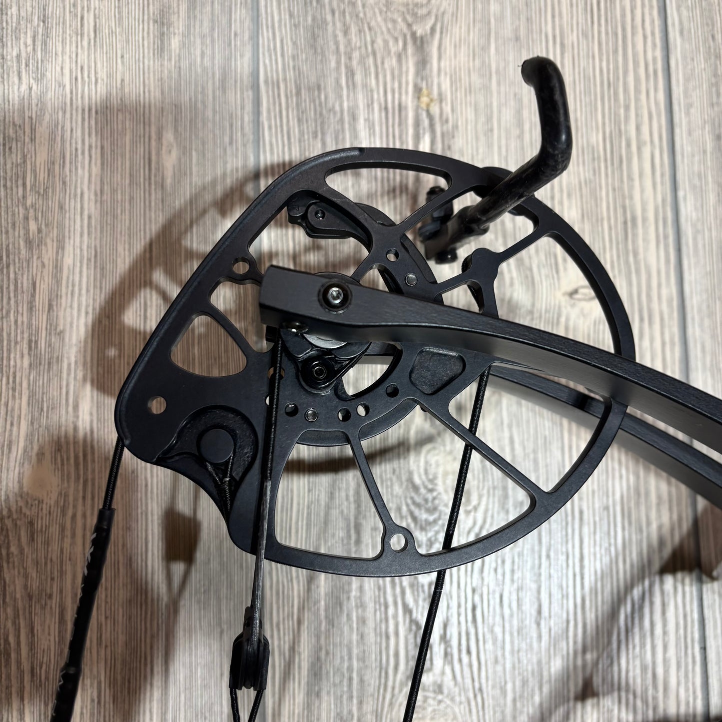 Used Hoyt Alpha AX-2 32 LH 50lb Black with Accessories + Gas String Set