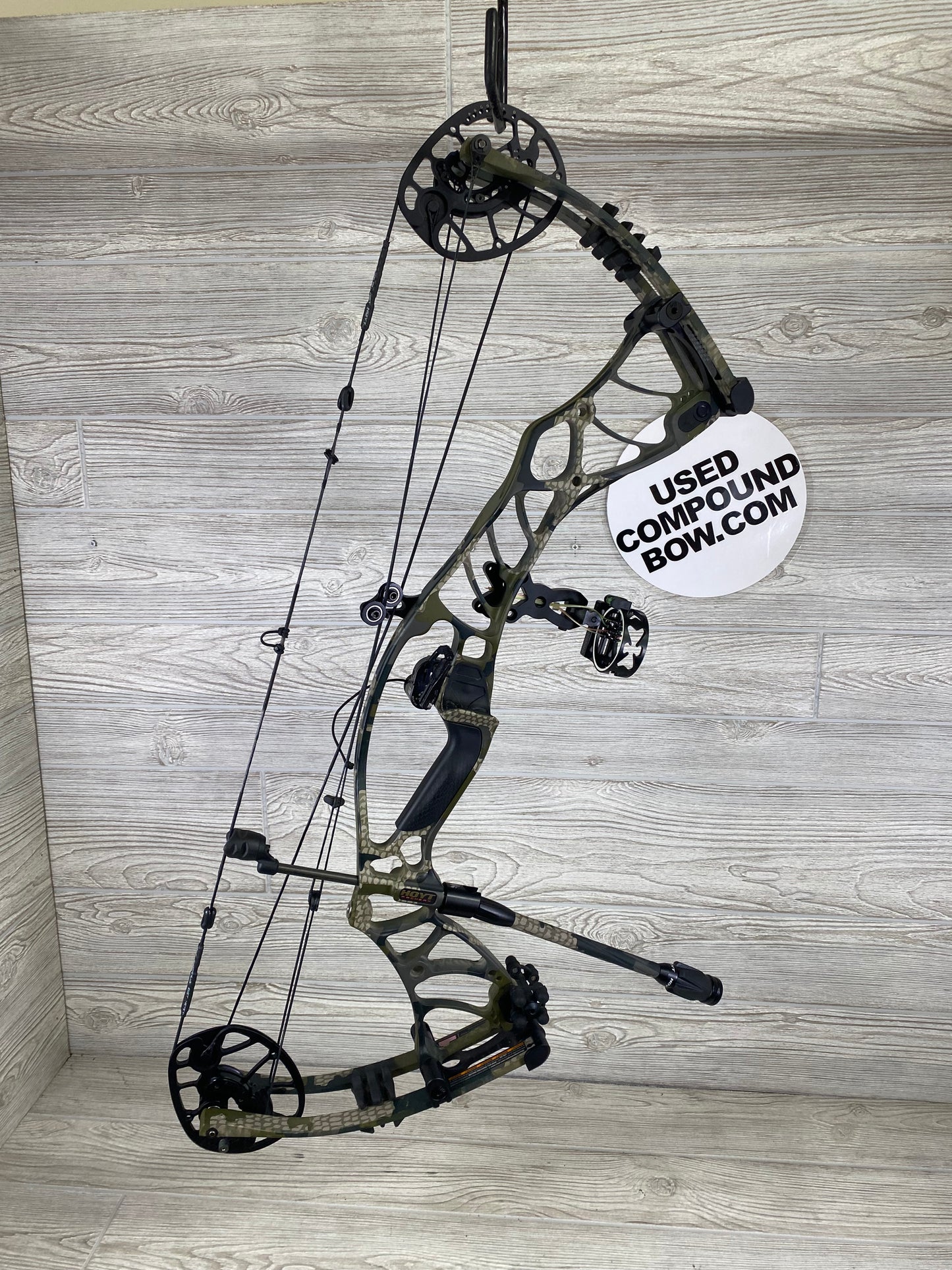 Used Hoyt Helix Left Hand 25-28" 55-65# Package