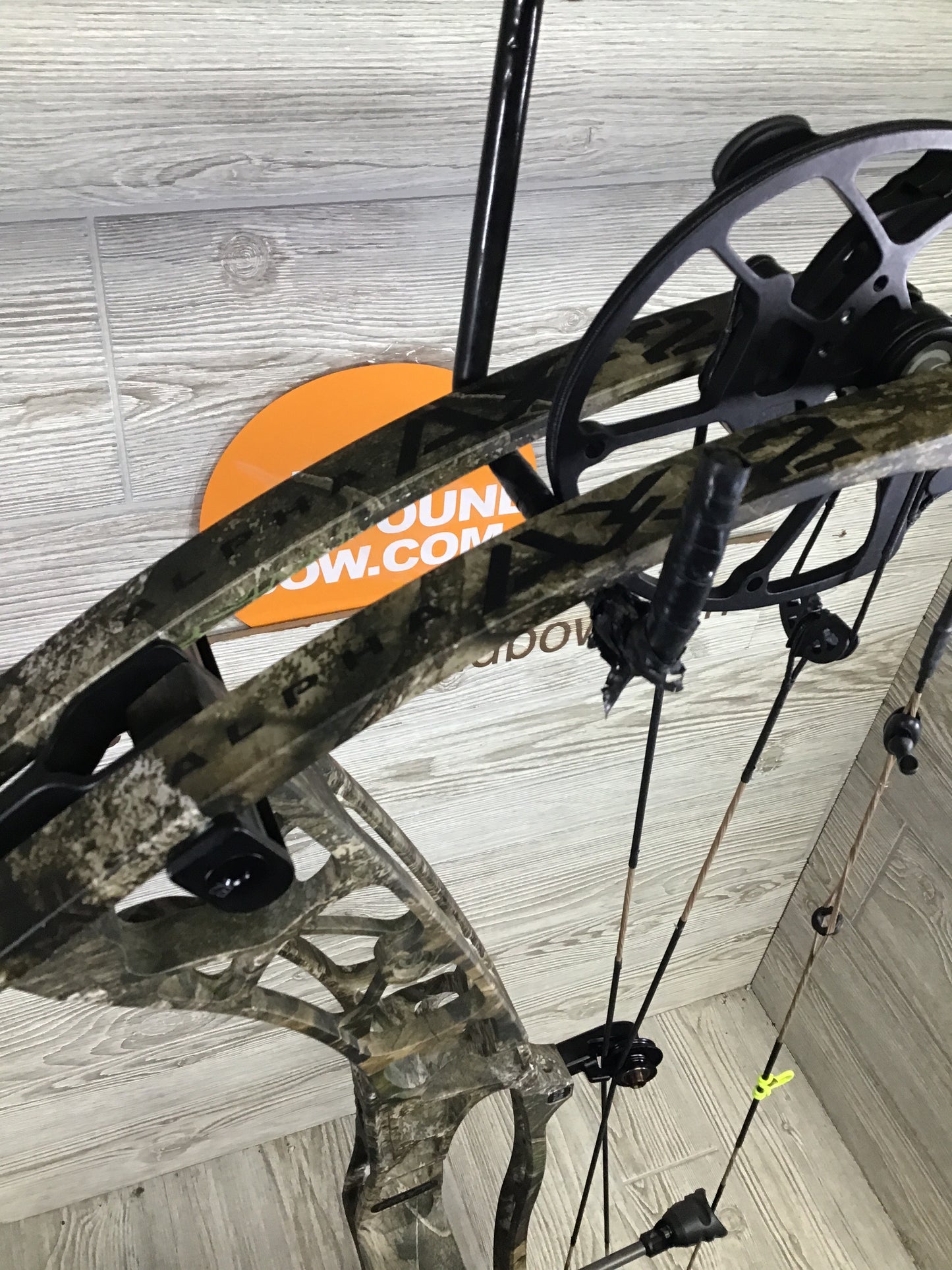 Used Hoyt Alpha AX-2 32 RH Realtree APX 70