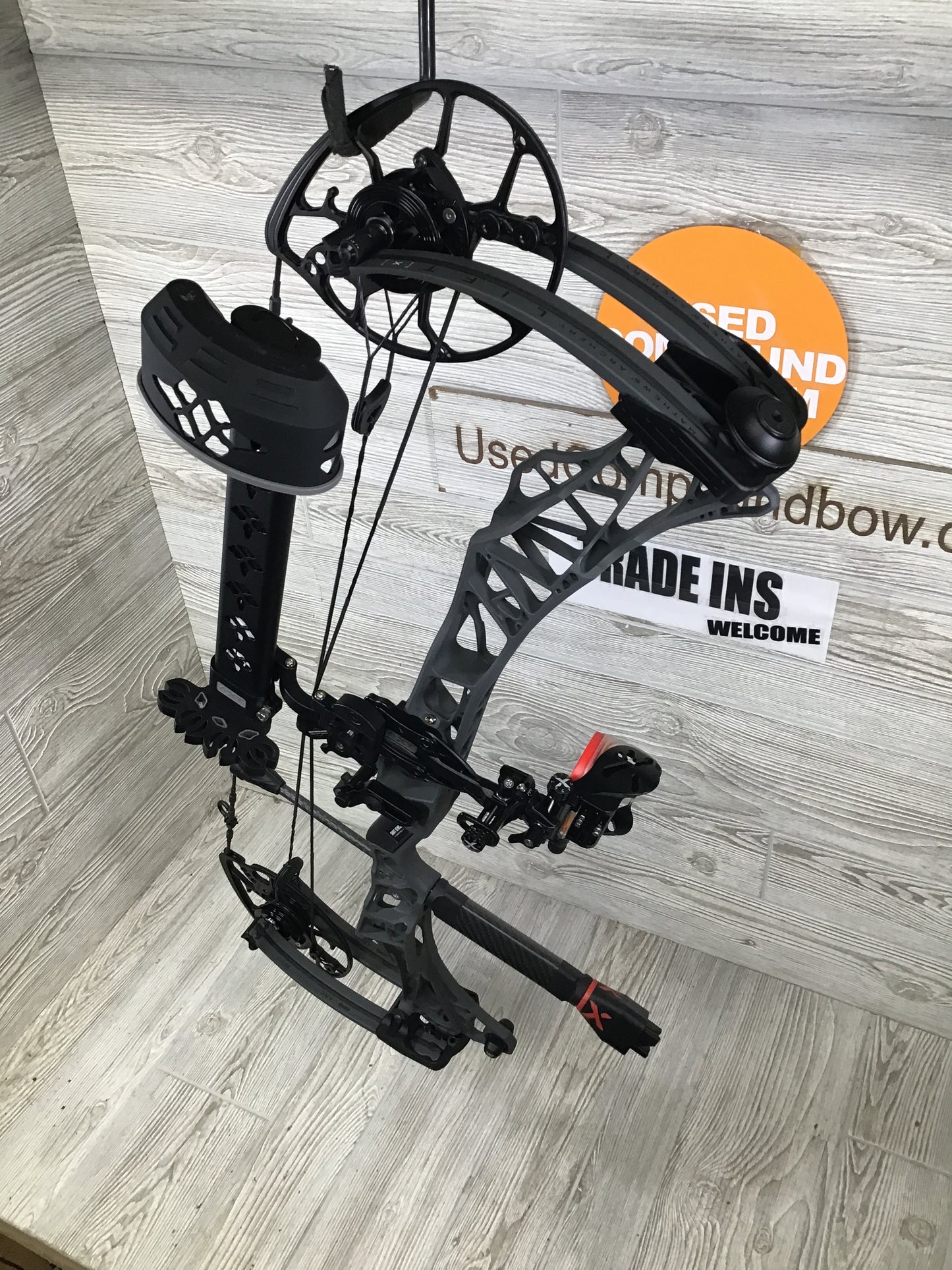 Used Mathews Lift X 29.5 Right Hand Shale 28.5/70 Package