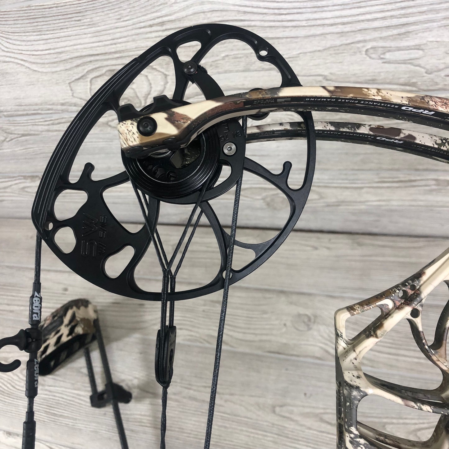 Used Mathews Phase4 29 RH Hand First Lite Camo with matching quiver