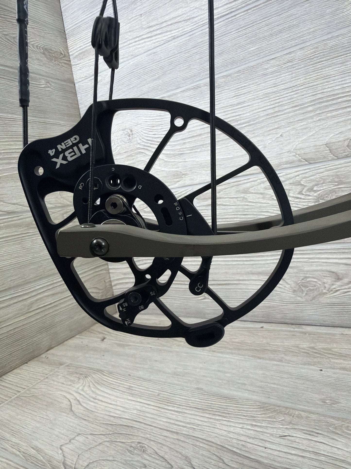 Hoyt AX-32 29" 70lb Right Hand Wilderness Bow