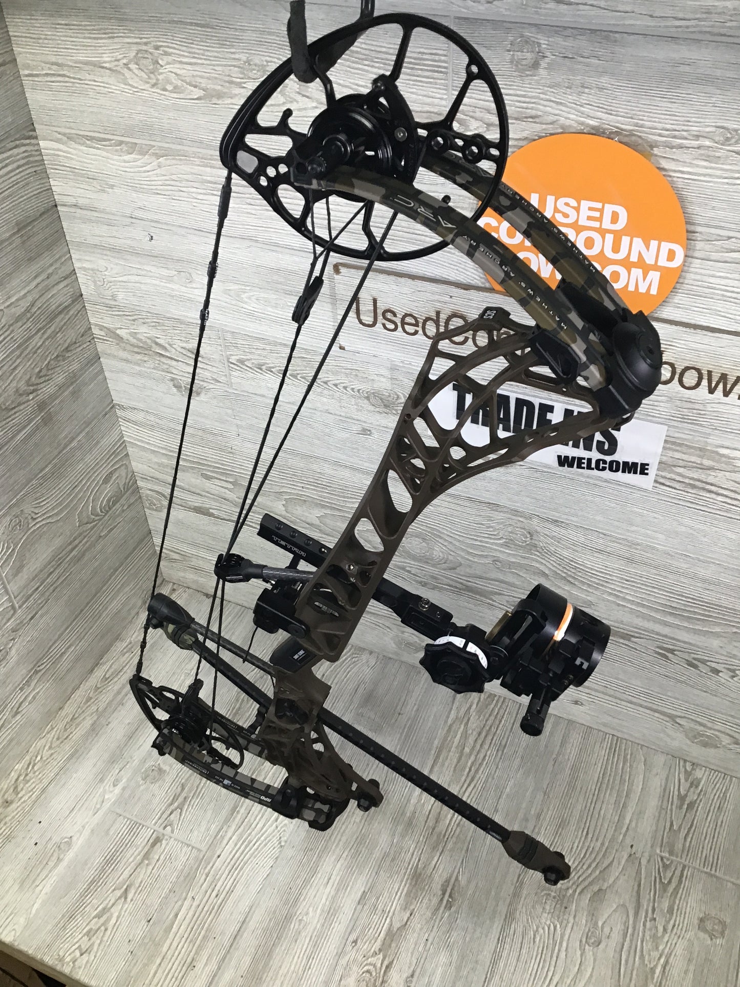 Used Mathews Arc 30 RH Kodiak Riser/ Bottomlands limbs Package 29/70#