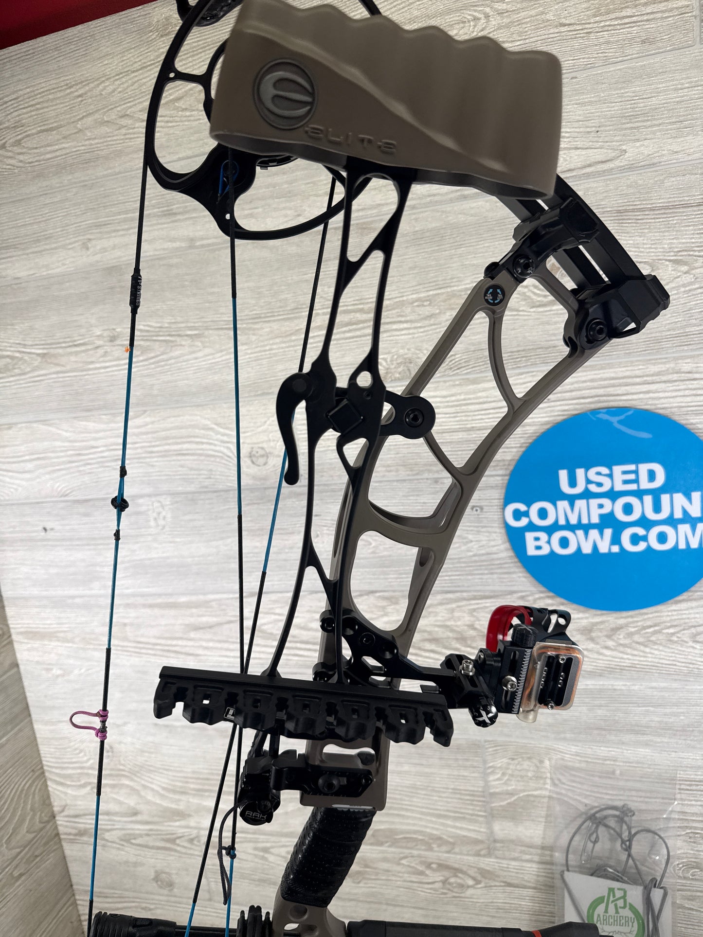 Used Elite Omnia Right Hand 70lb sienna, brown package