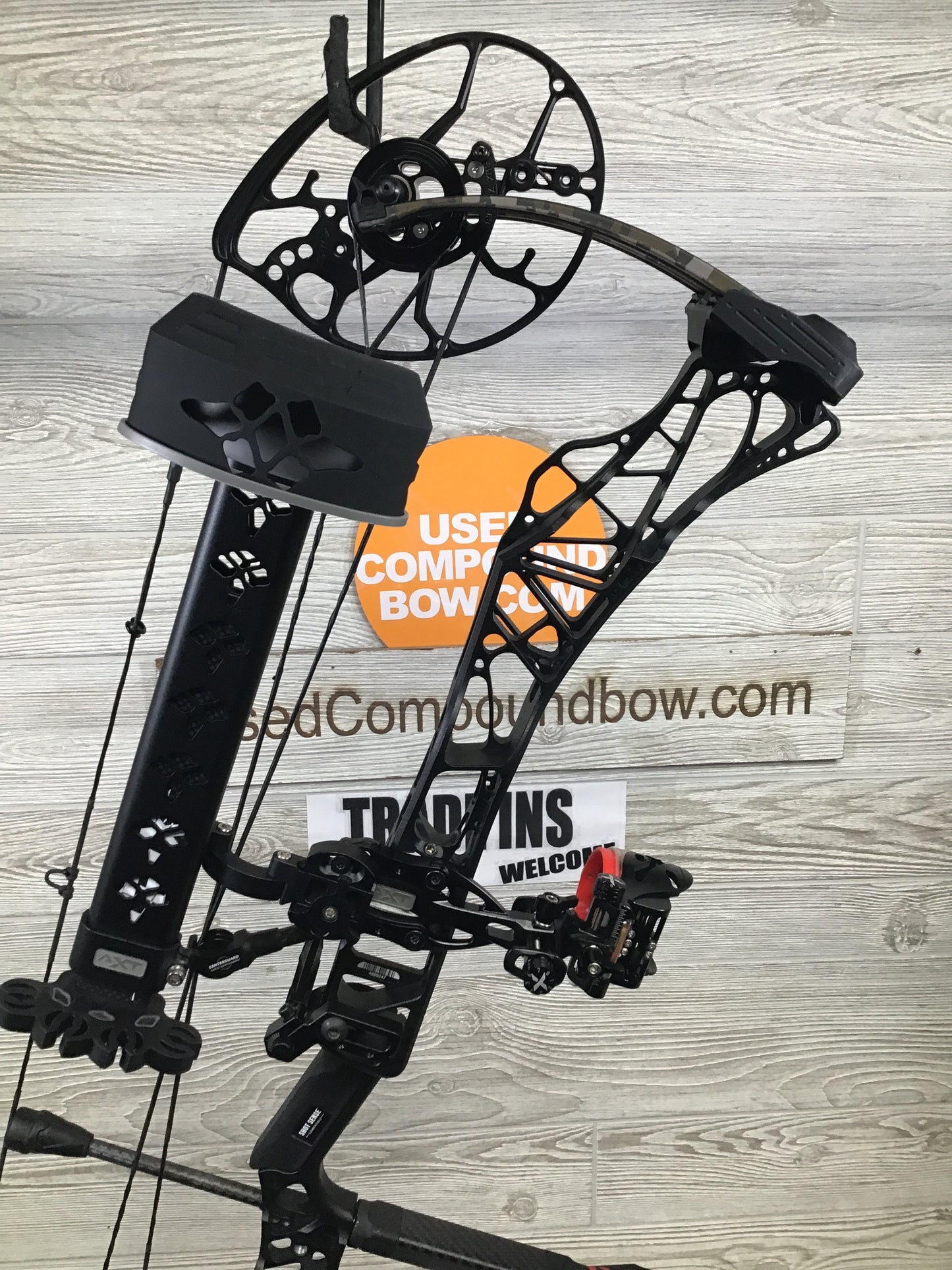 Used Mathews Lift X 29.5 Right Hand Black riser/Bottomlands limbs Bow 30/70 Package