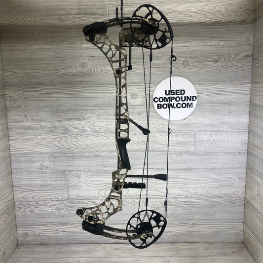 Used Mathews Phase4 29 RH Hand First Lite Camo with matching quiver