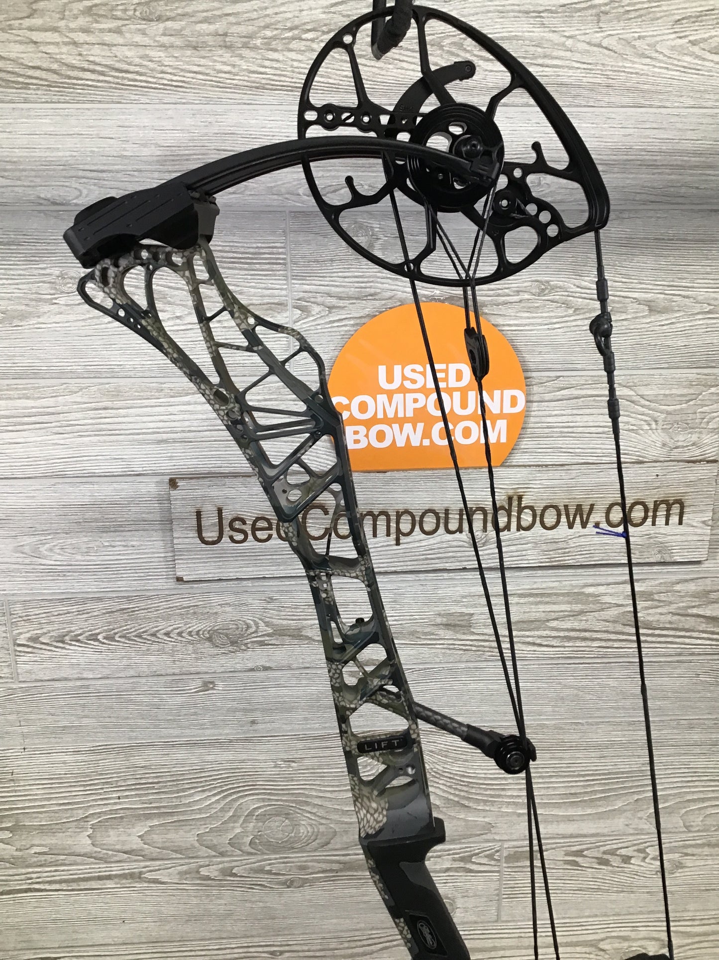 Used Mathews Lift X 29.5 Right Hand Kuiu Verde riser/ Black limbs 27"/70#