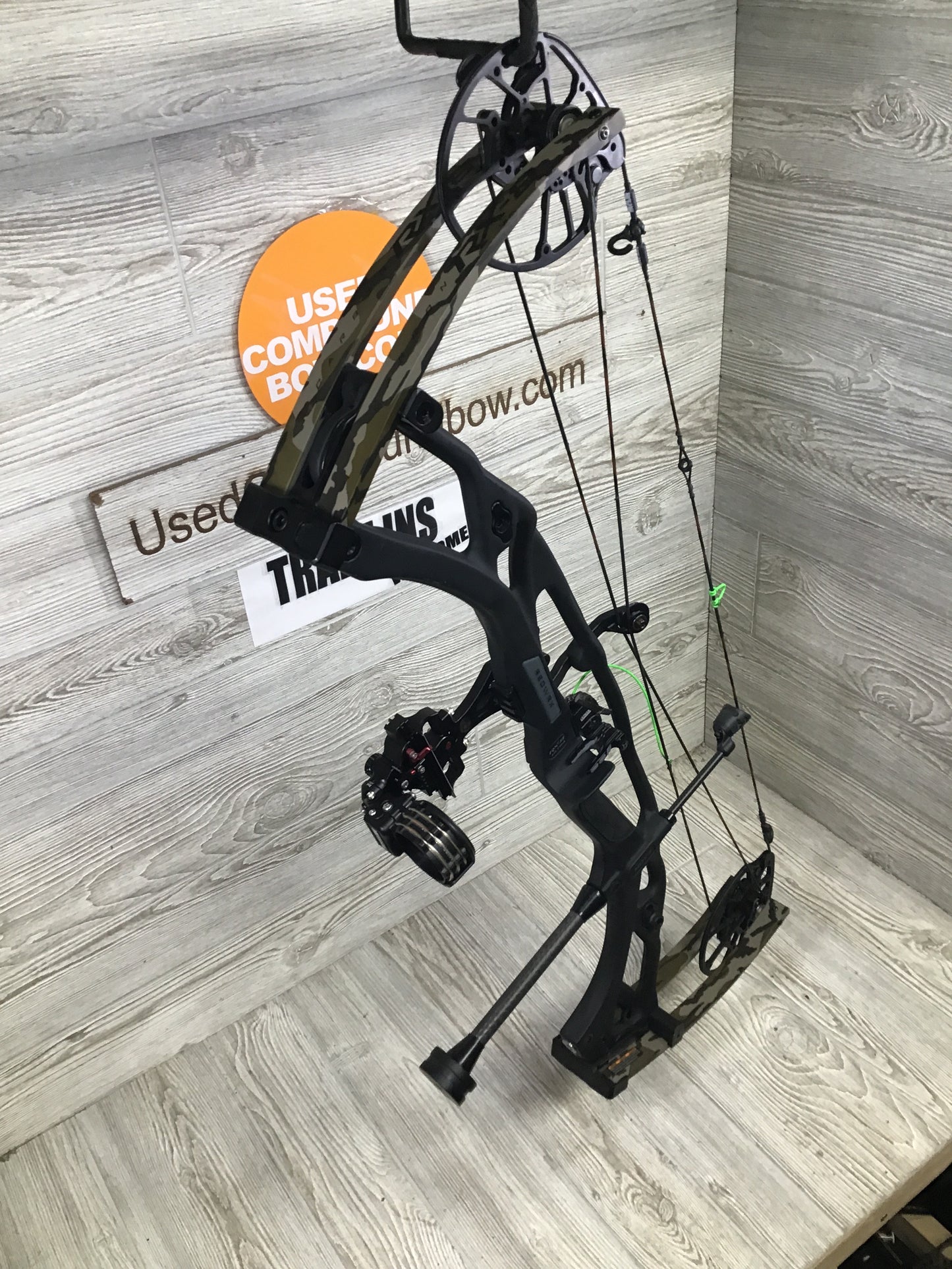 Hoyt RX-8 Ultra Black Riser/ Mossy Oak Bottomland limbs RH 60-70# package