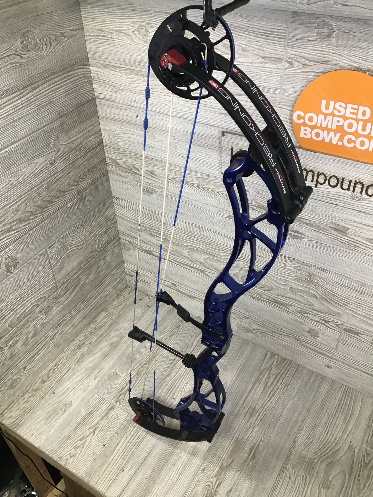 Used Bowtech Reckoning 38 Right Hand Blue Target bow