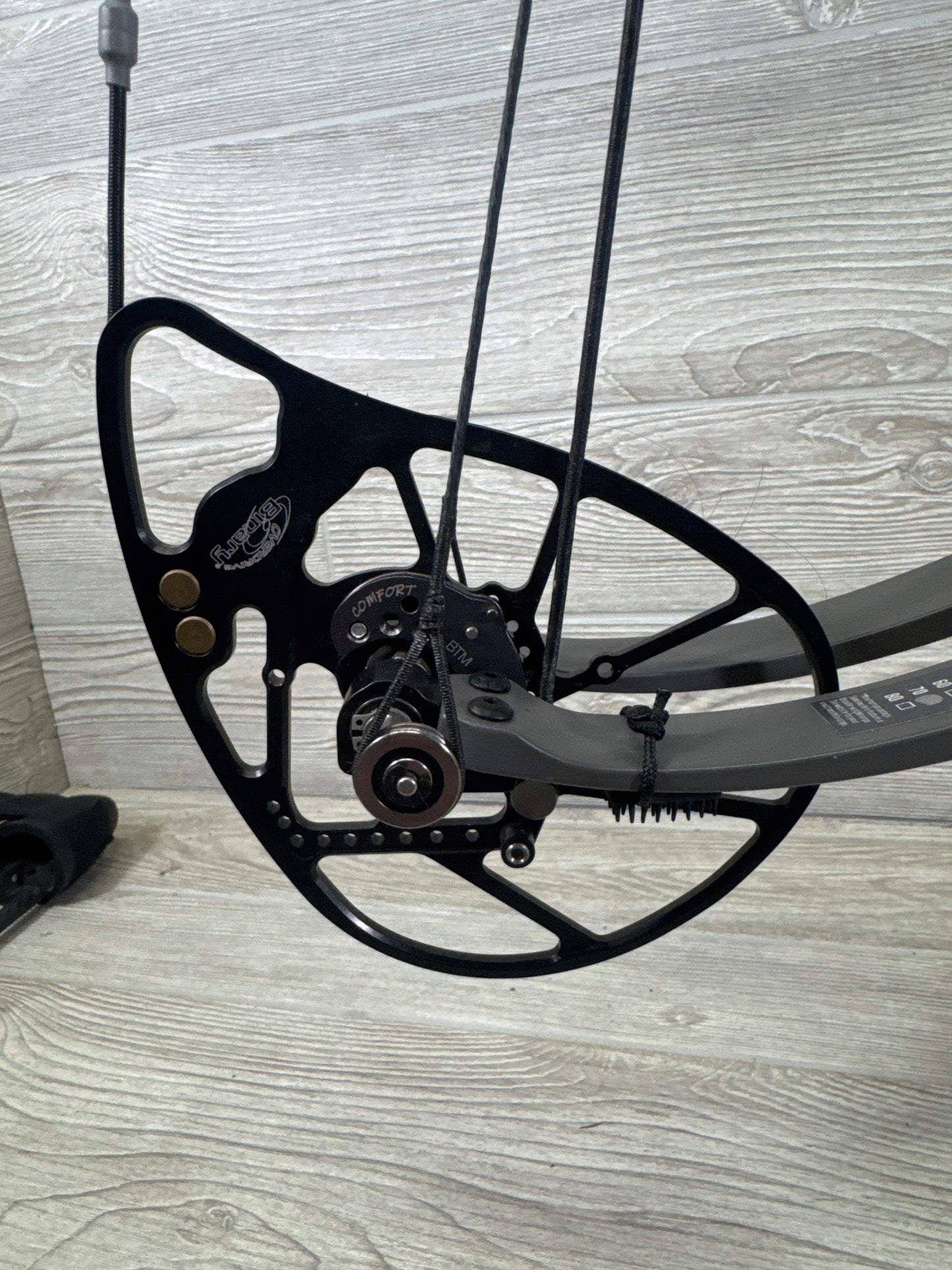 Bowtech SR6 30" 70lb RH Gray Bow Pkg