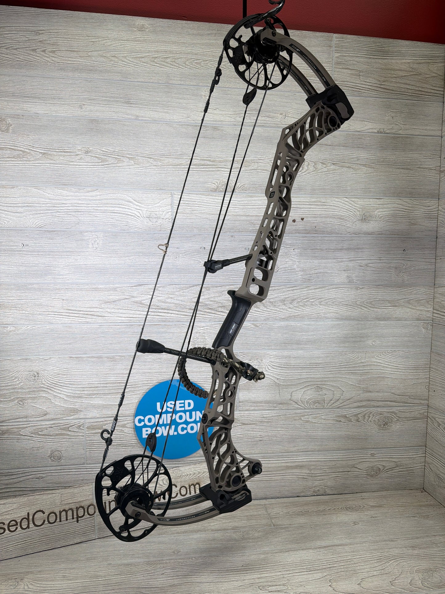 Used Mathews V3X 33 28" 70lb Right Hand Granite Bow