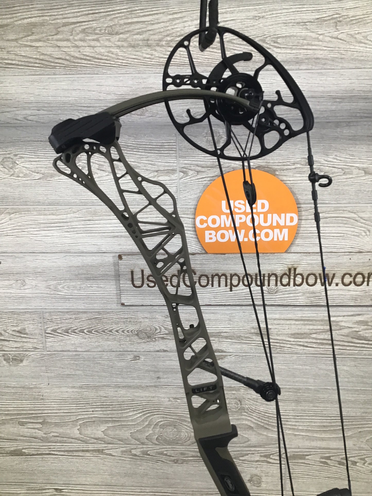 Used Mathews Lift X 29.5 Right Hand Ambush Green 26.5"/70#