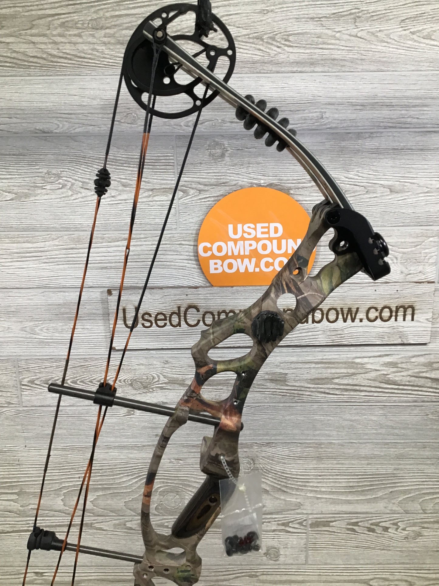 Brand new Un-shot Hoyt Vectrix RIght Handed 29/70# W/ Original Box
