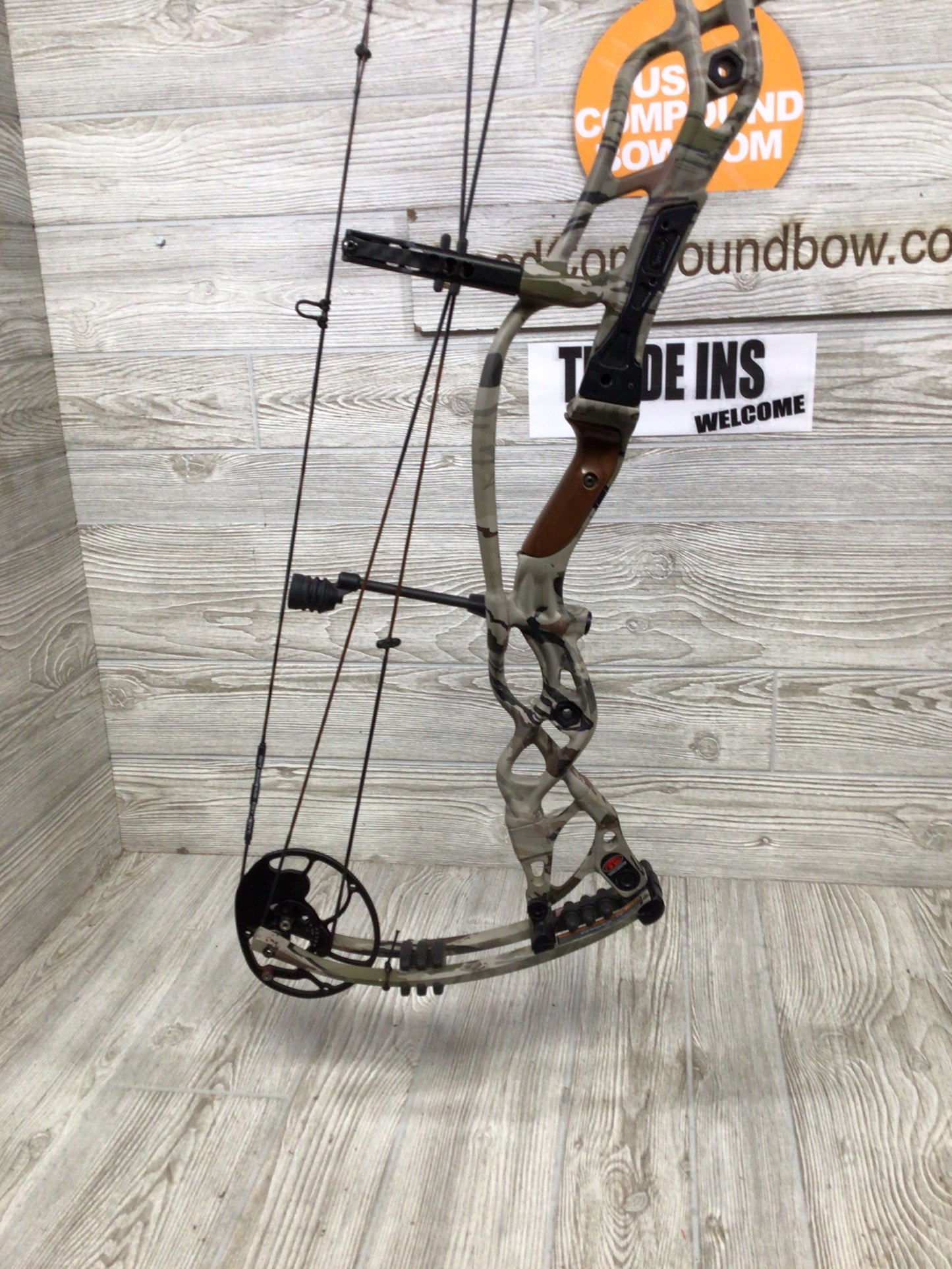 Hoyt Carbon Defiant 34 Right Handed Cam UA Ridge Reaper 29"-31" 60-70#