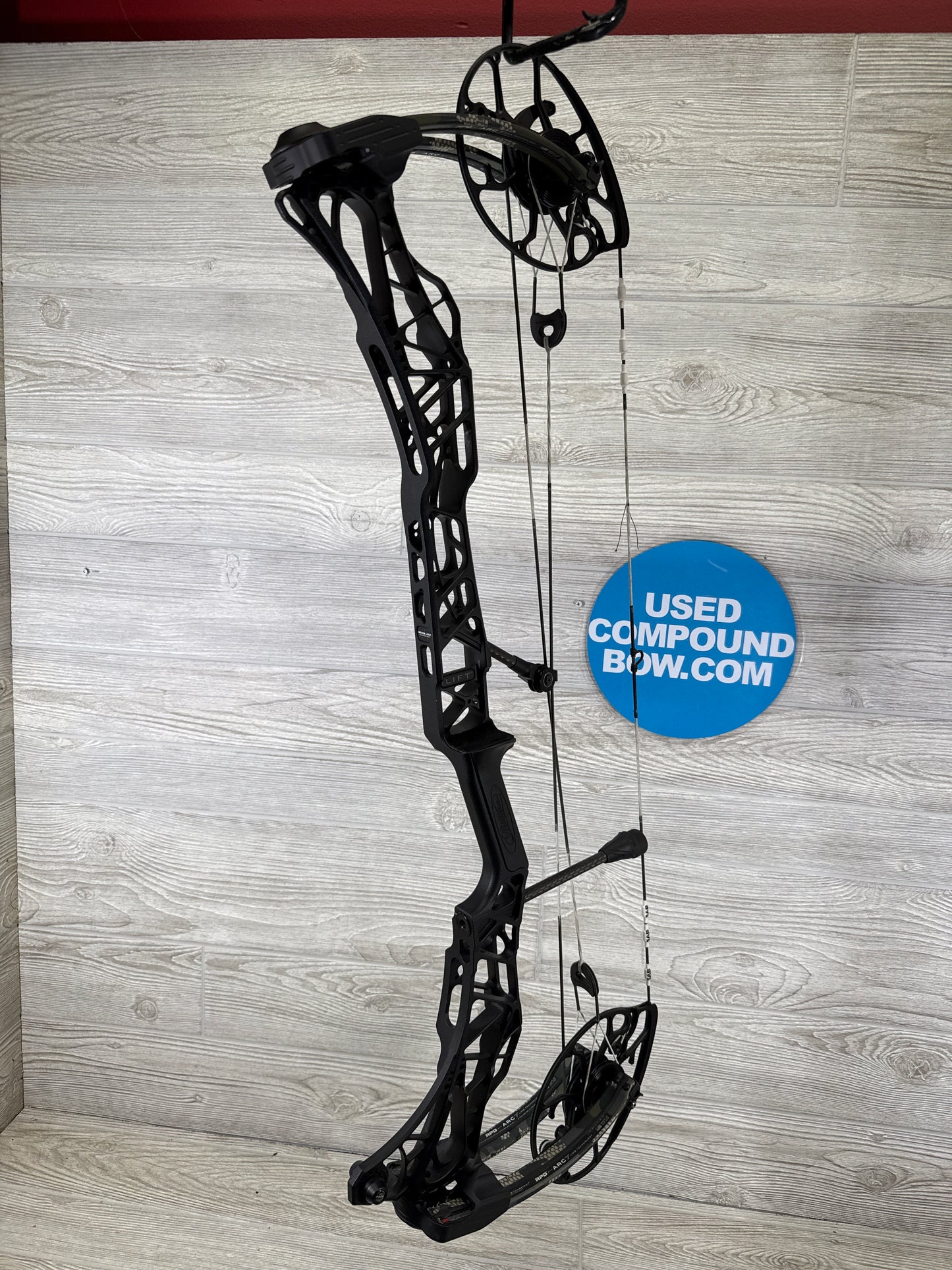 Used Mathews LIFT X 29.5 Black Riser with KUIU Limbs RH Bow