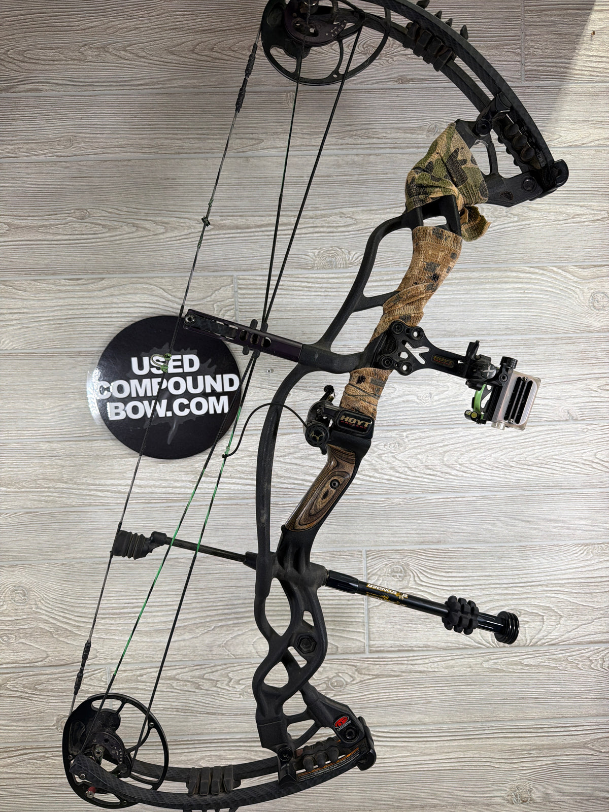 Used Hoyt Carbon Defiant #3 cam 29" 70lb Right Black Bow PKG