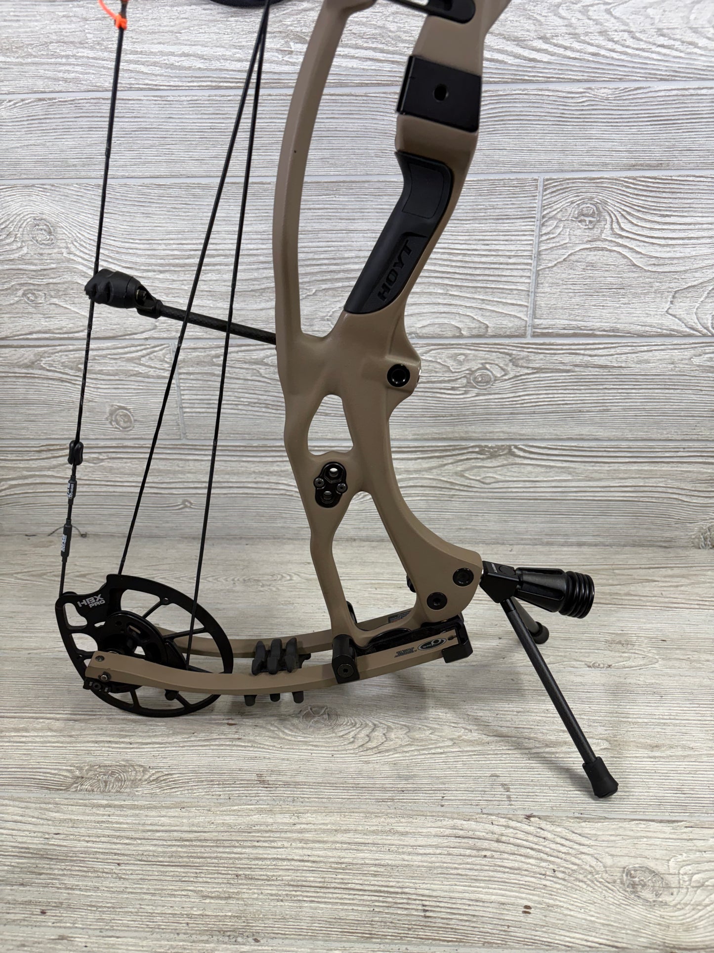 Used Hoyt RX-7 Ultra Right Hand Buckskin 60-70# 27-32"