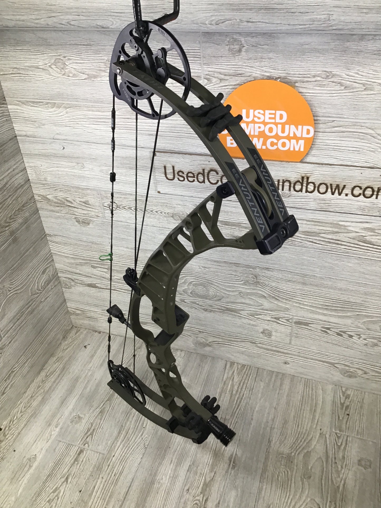 Used Hoyt Ventum 33 Wilderness Right Handed 70#