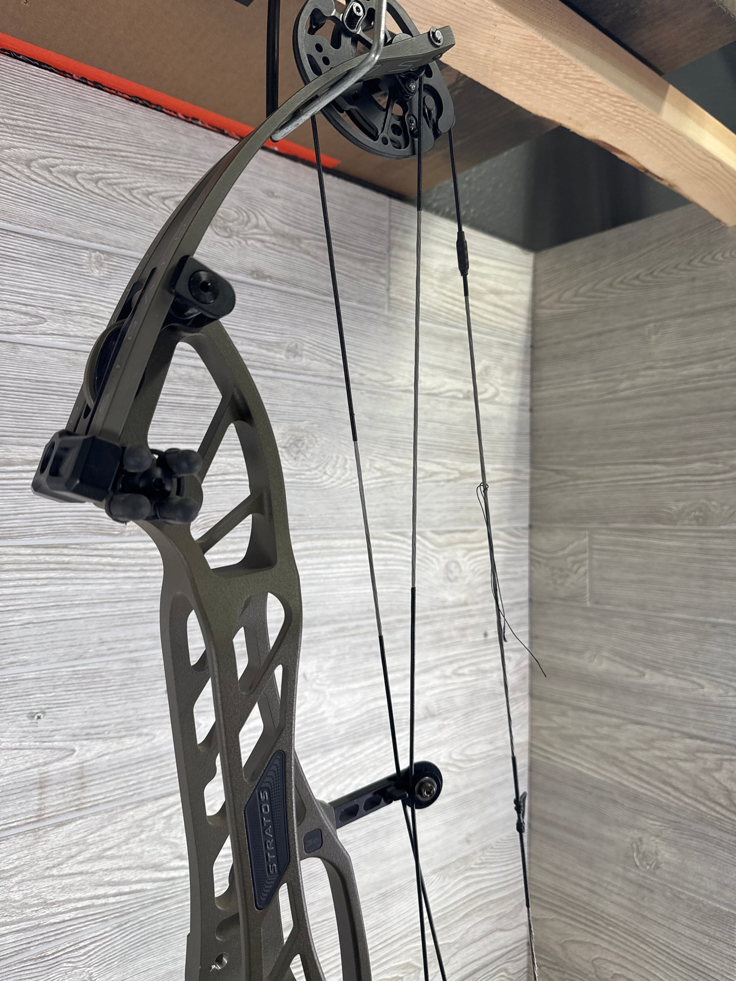 Used Hoyt Stratos 36 Right Handed Wilderness HBT 2 cam 24.5"-31"