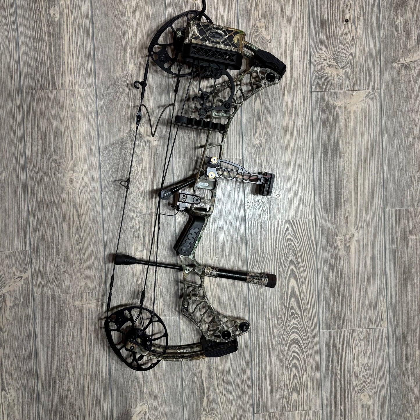 Used Mathews V3 27 RH Realtree Camo Package