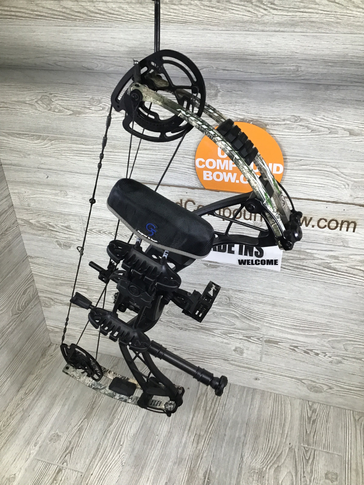 Xpedition Xscape 50-60# Black Riser/ camo limb right handed Package