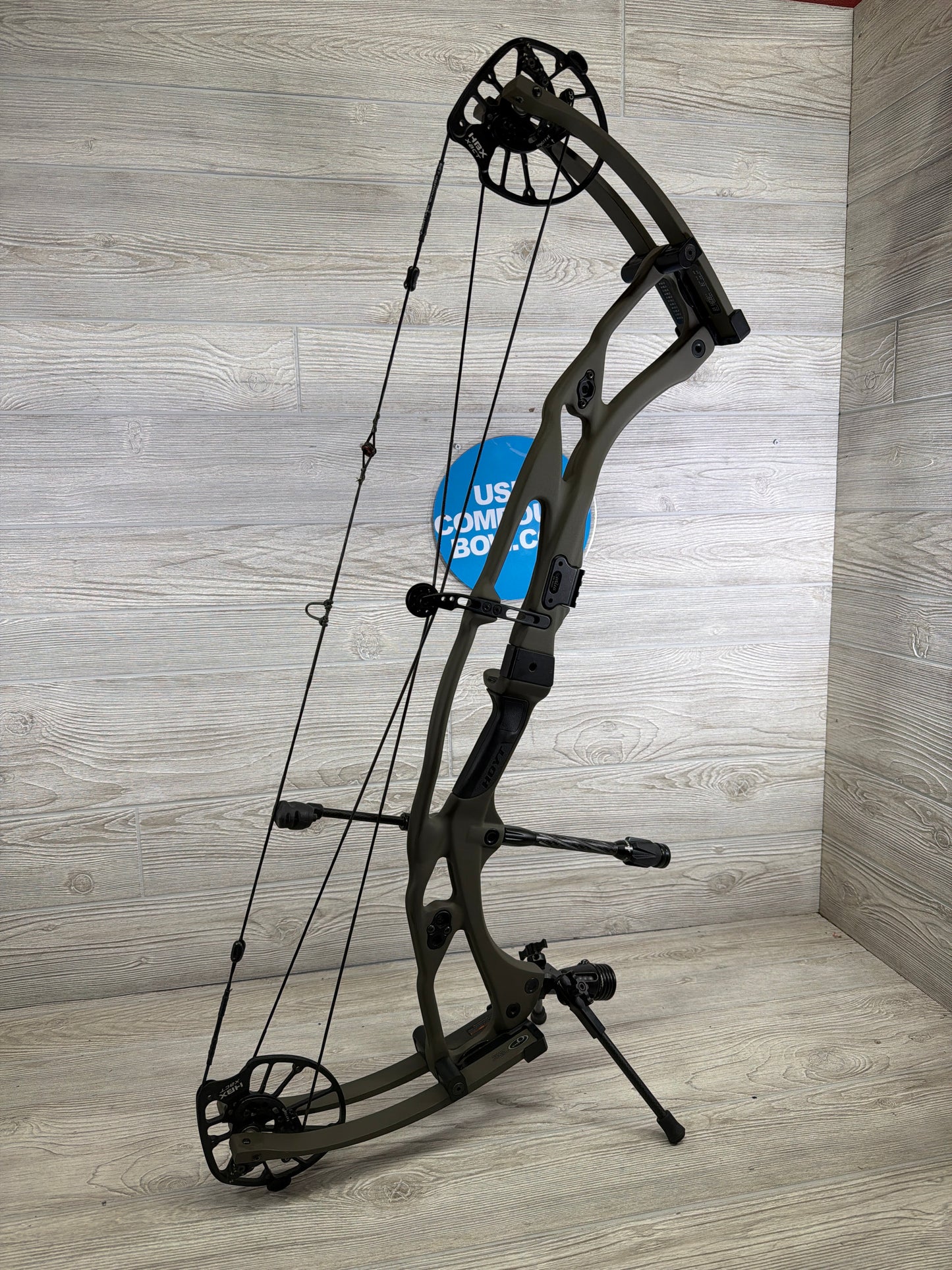 Used Hoyt Carbon RX-8 Ultra Right Hand 30" 70lb Wilderness Bow