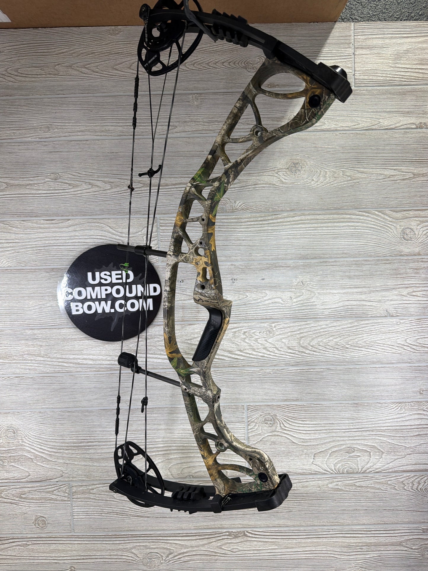 Used Hoyt Torrex Right Handed Realtree Edge 50-60# 26-30"