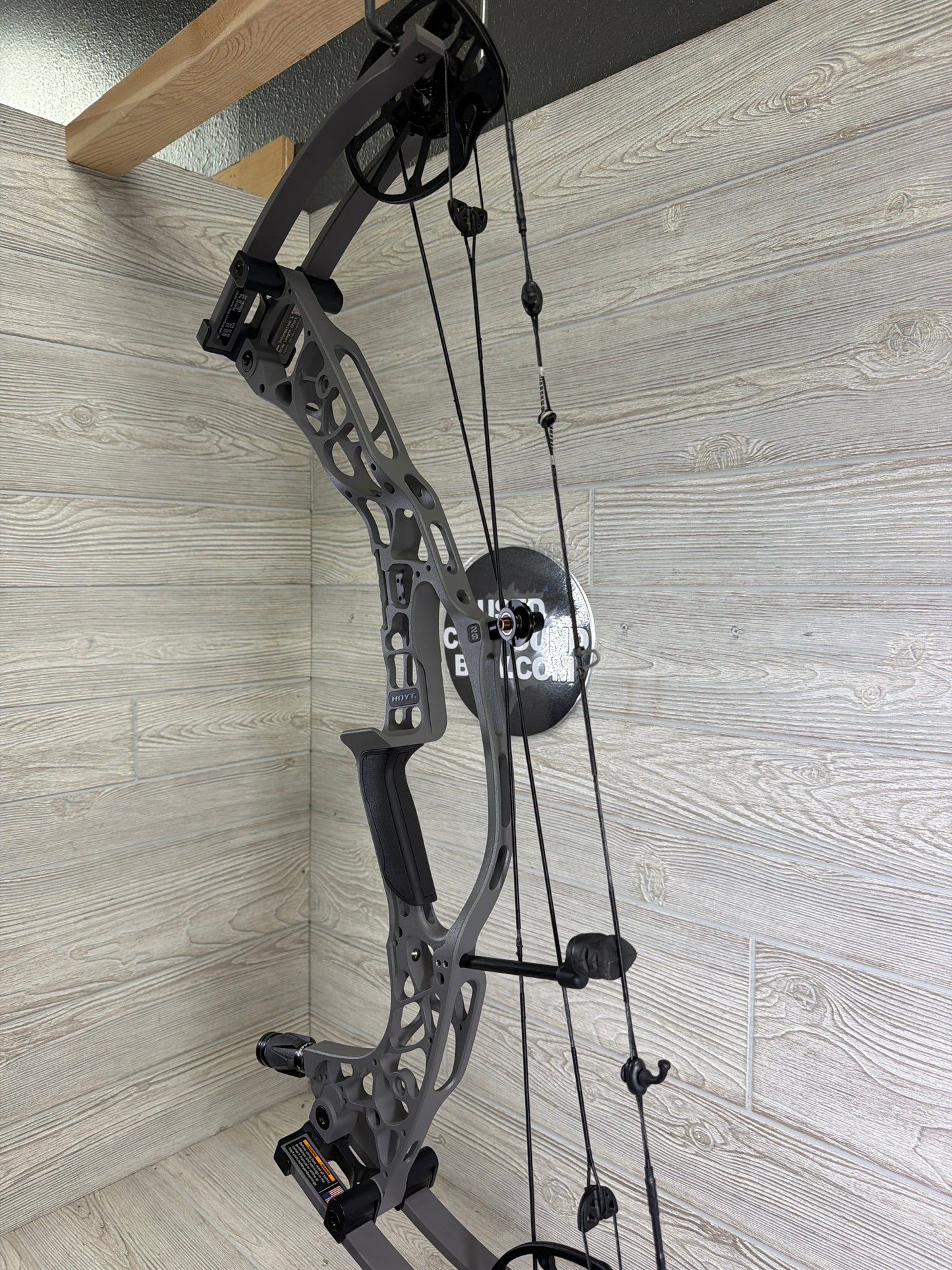 Used Hoyt Alpha AX-2 29 Tombstone RH 60-70# 27.5"