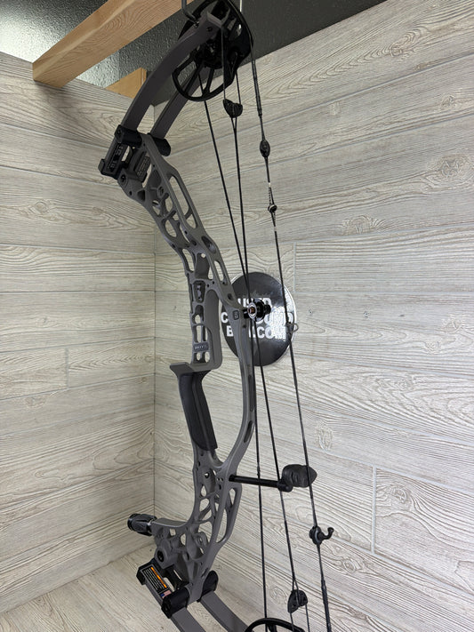 Used Hoyt Alpha AX-2 29 Tombstone RH 60-70# 27.5"