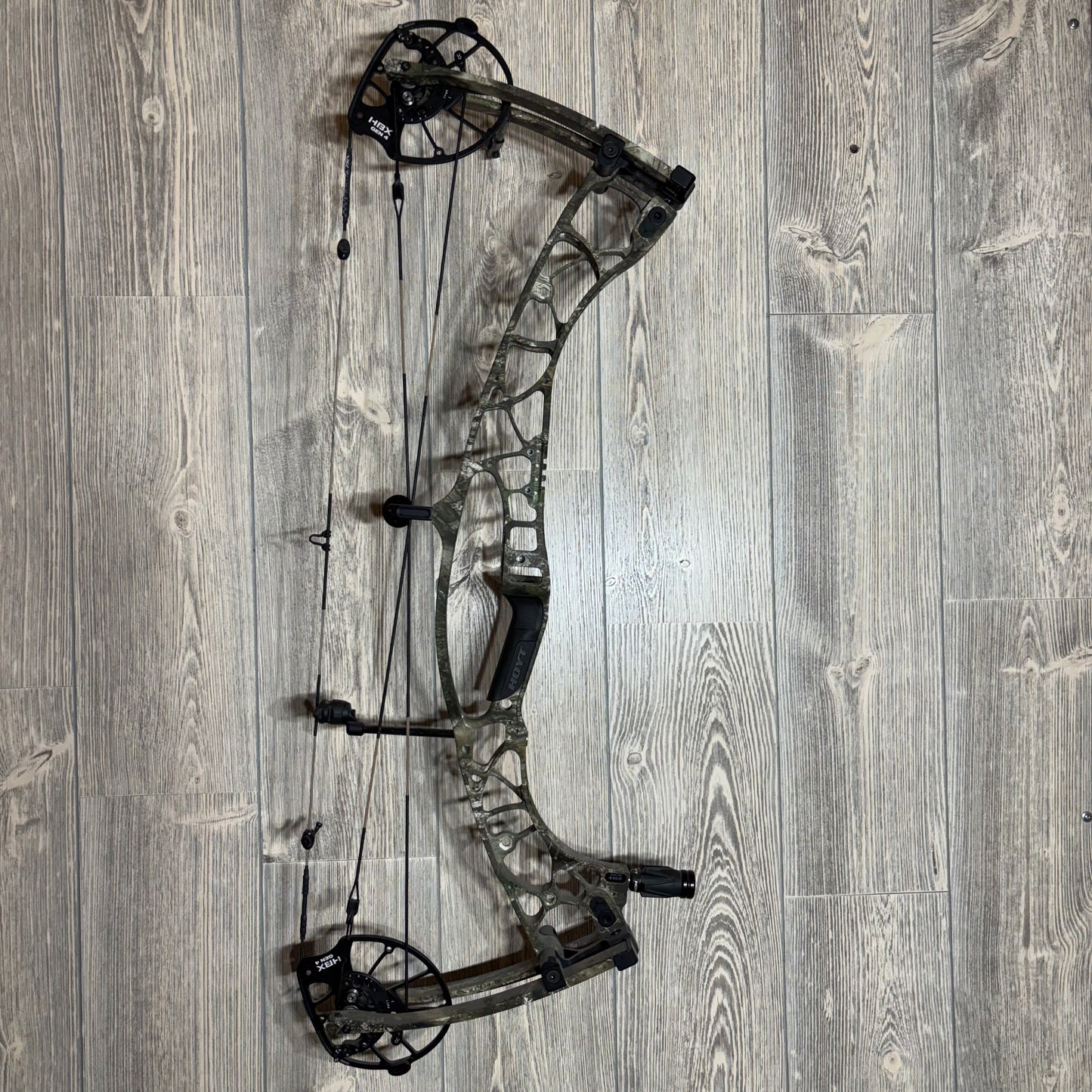 Used Hoyt Alpha AX-2 32 RH Realtree APX 70lbs