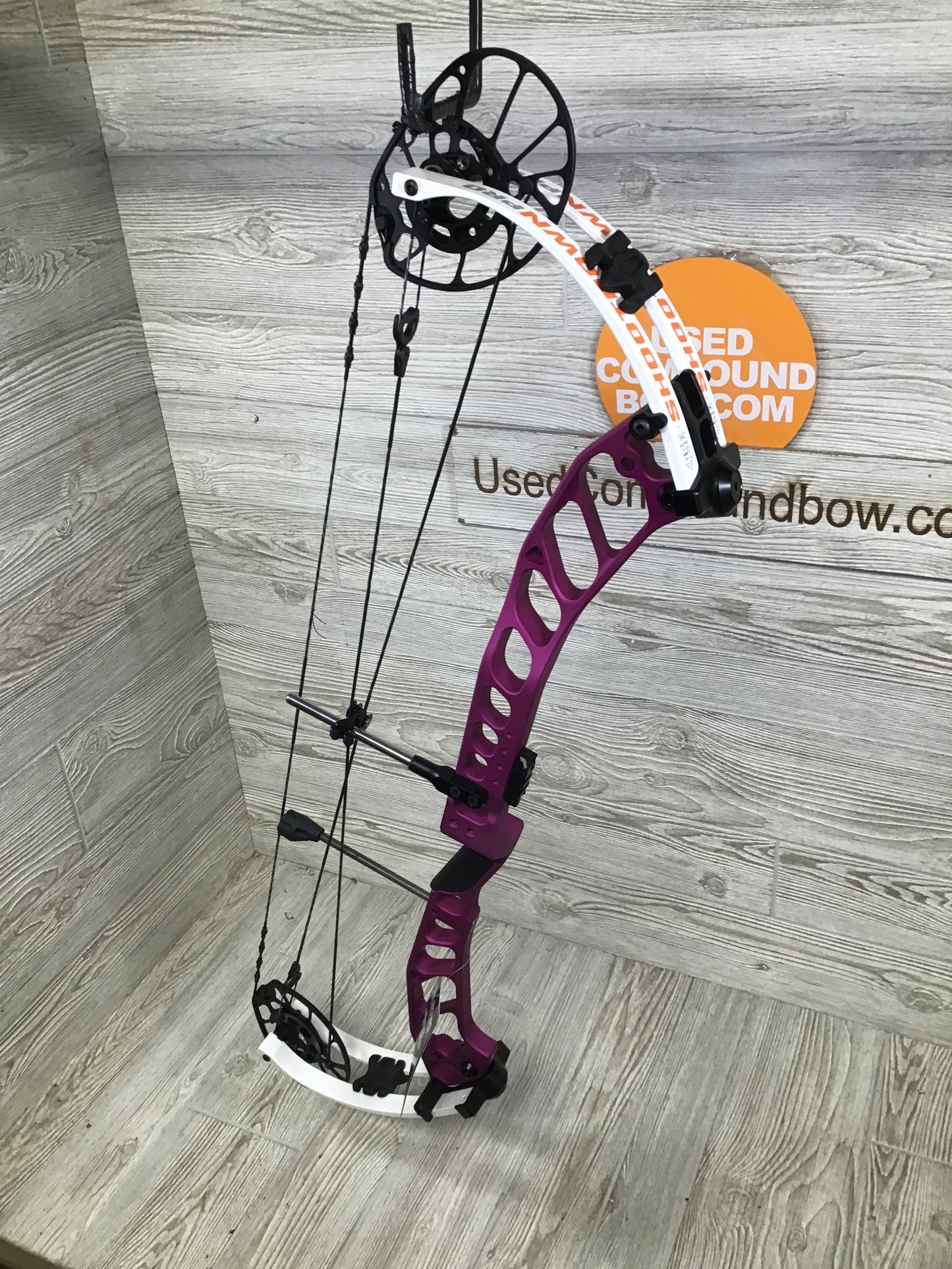 NEW IN BOX W/Warranty PSE Shootdown Pro E2 70# RH Purple Target Bow