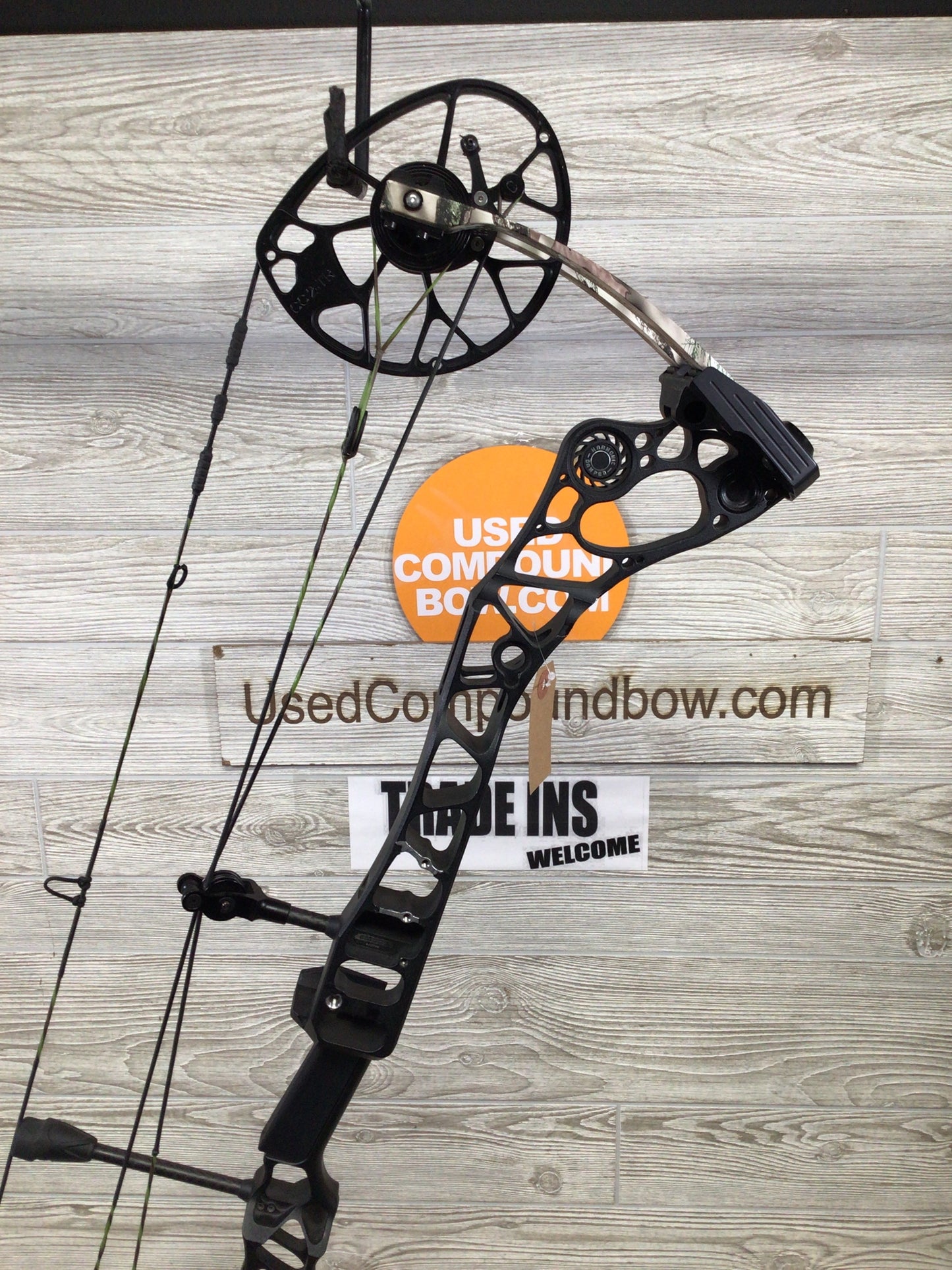 Used Mathews Halon 32 6 50-60# Right Handed Black riser/ lost XD limbs