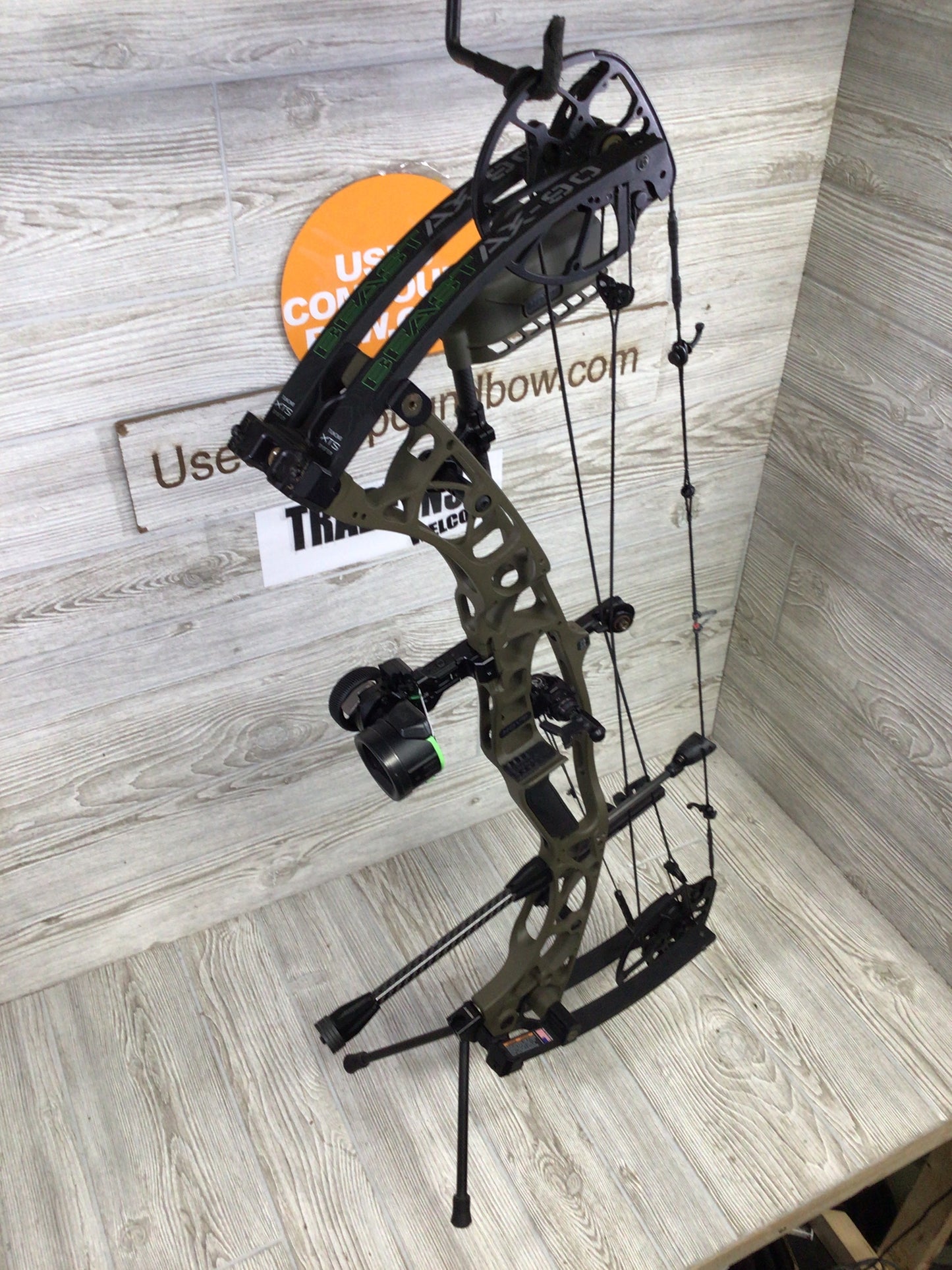 Used Hoyt AX-90 BEAST Right Handed LOADED PACKAGE 28"/90# Wilderness