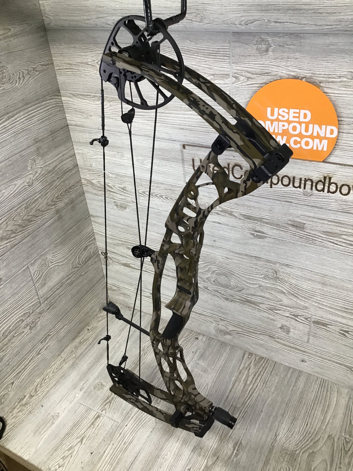 Used Hoyt Alpha AX-2 32 Left Handed Mossy Oak Bottomlands 29/70