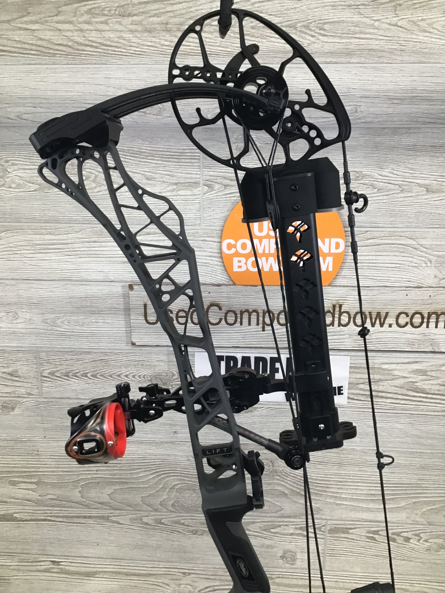Used Mathews Lift X 29.5 Right Hand Shale Riser/Black Limbs 28/70 Package