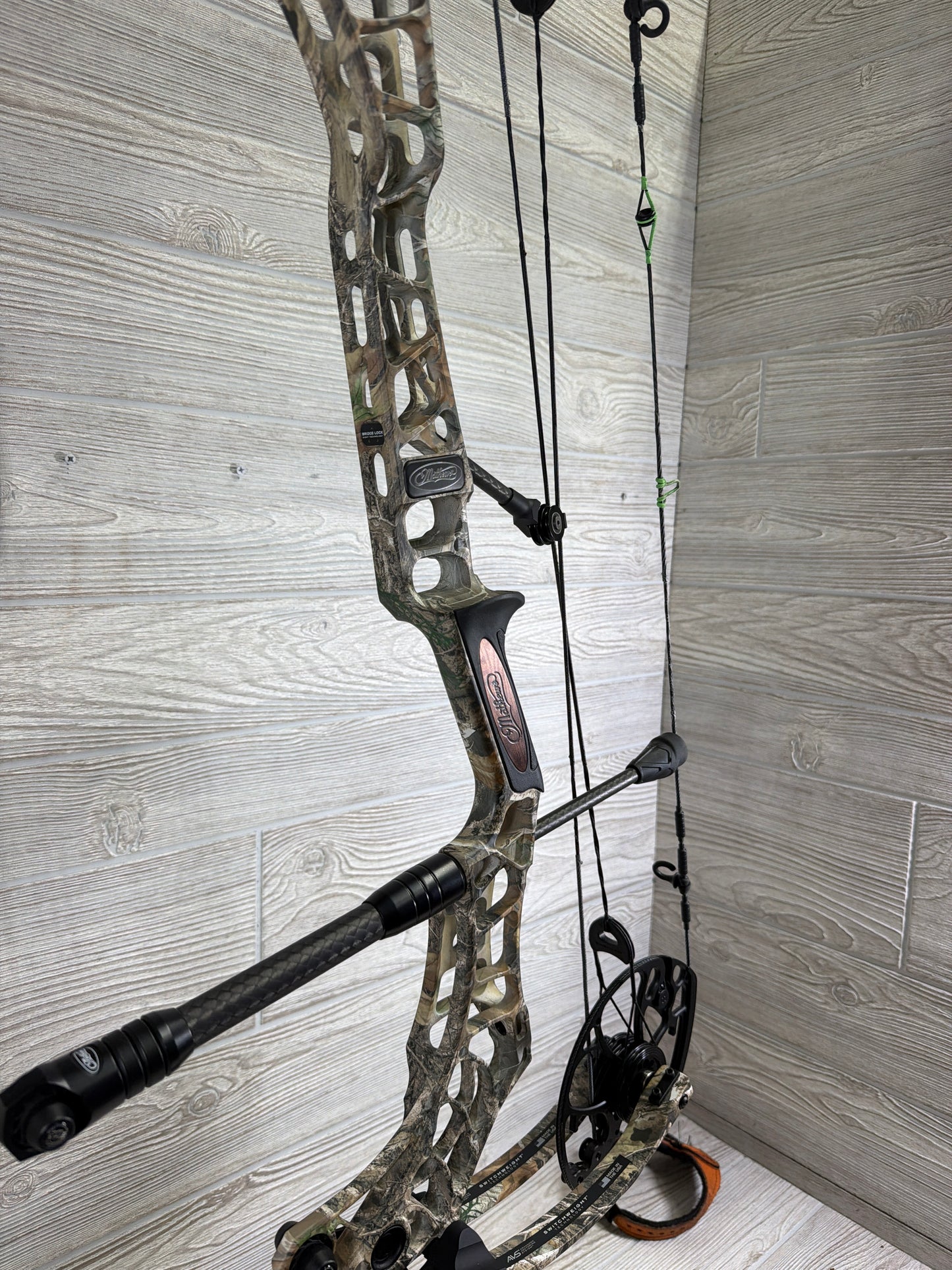 Used Mathews V3X 29 RealTree Edge Right Hand with Black Mathews Flatline 8" stablizer
