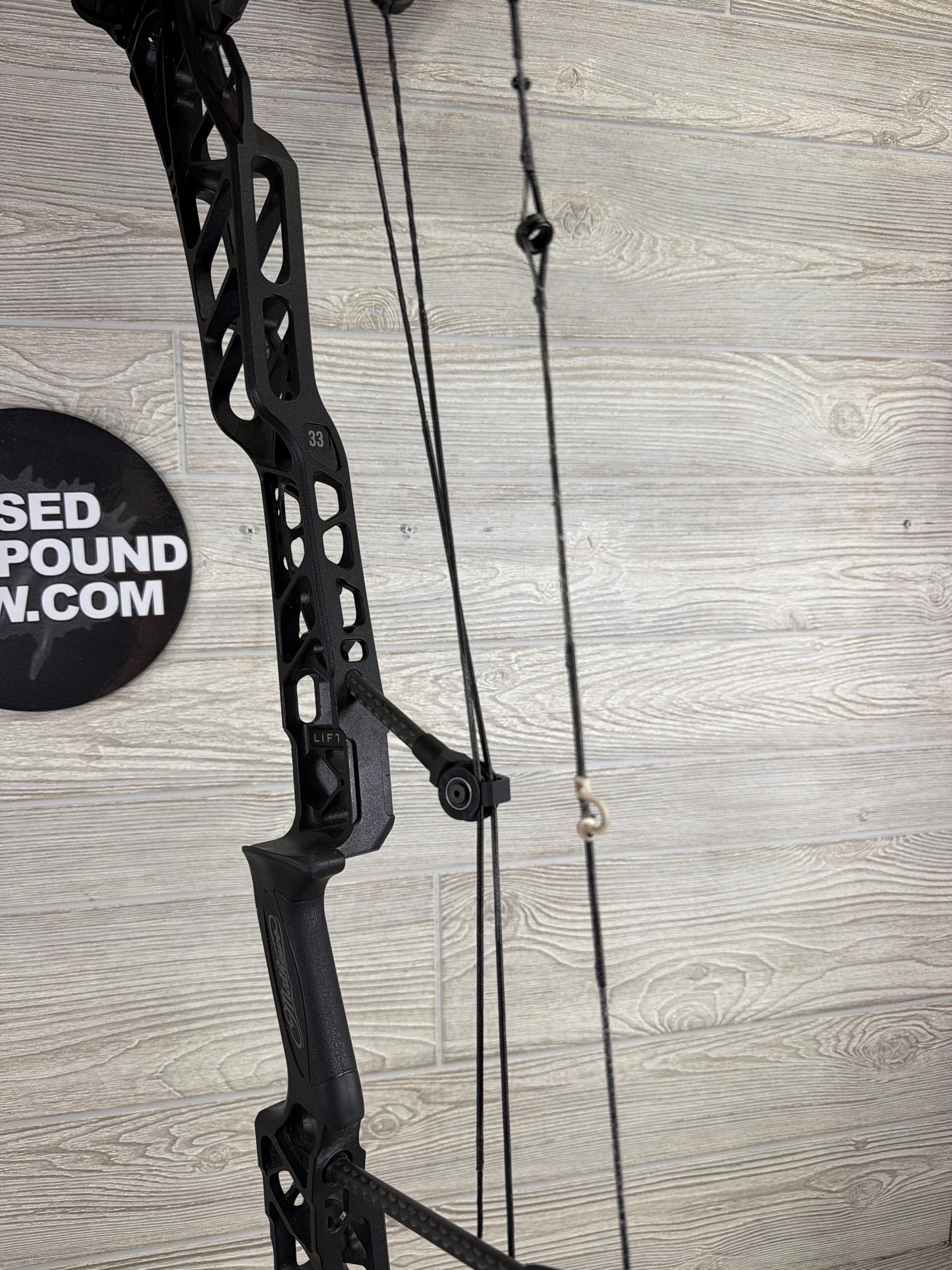Used Mathews Lift 33 Black Right Hand 31" 70LB