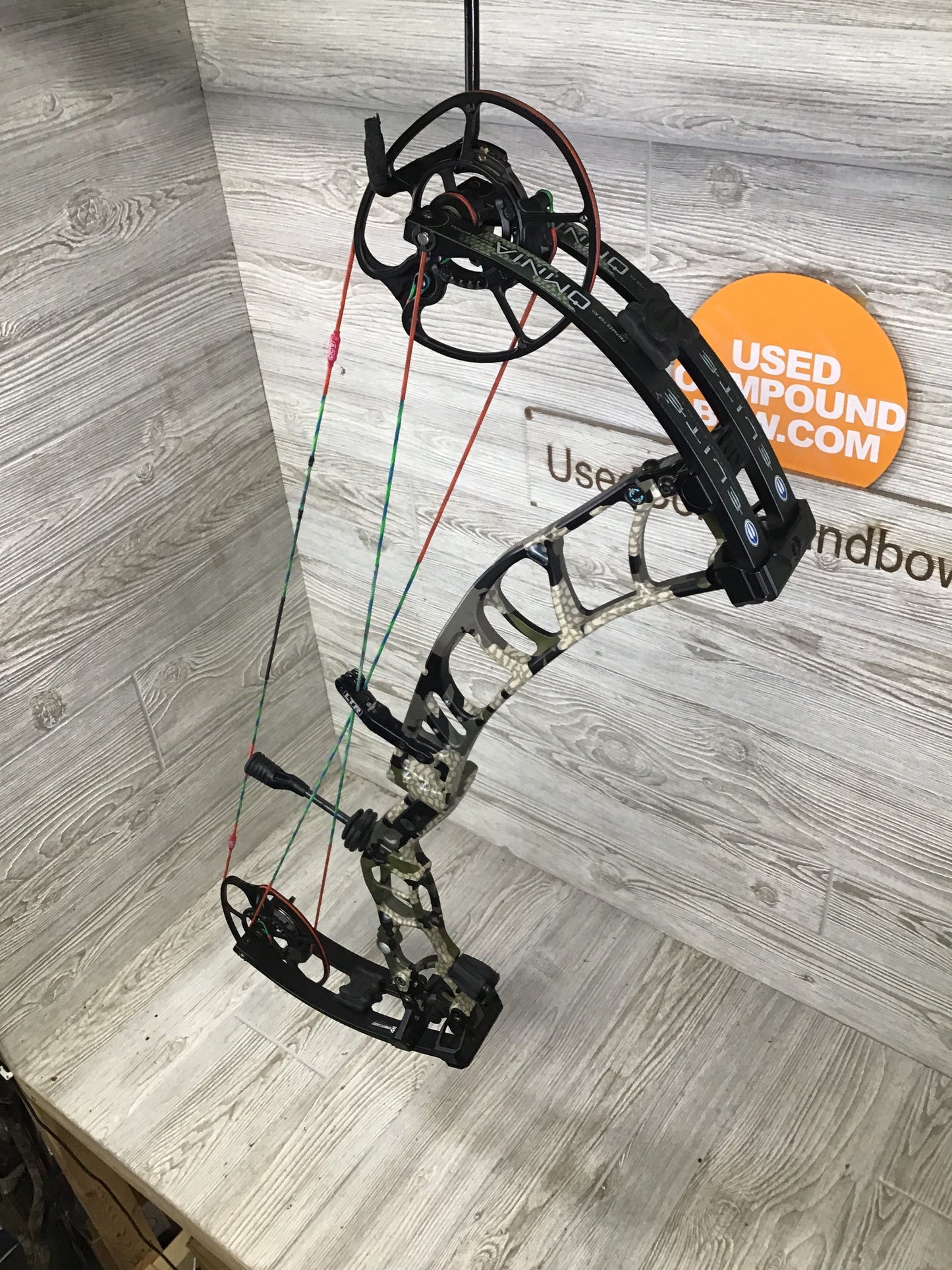 Used Elite Omnia Right Hand 70lb Kuiu Verde.