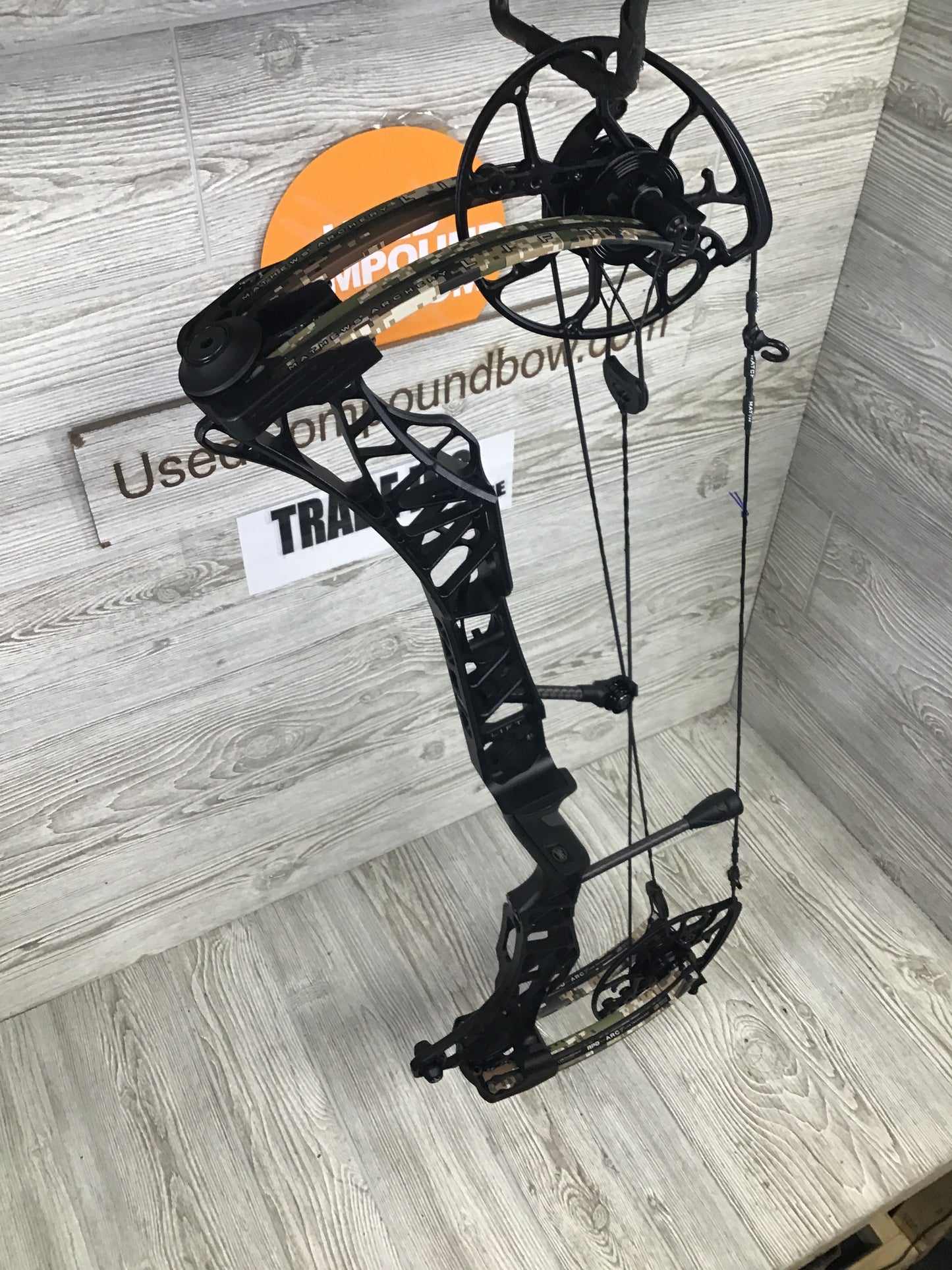 Used Mathews Lift X 29.5 Right Hand 28/70# Black Riser/Subalpine
