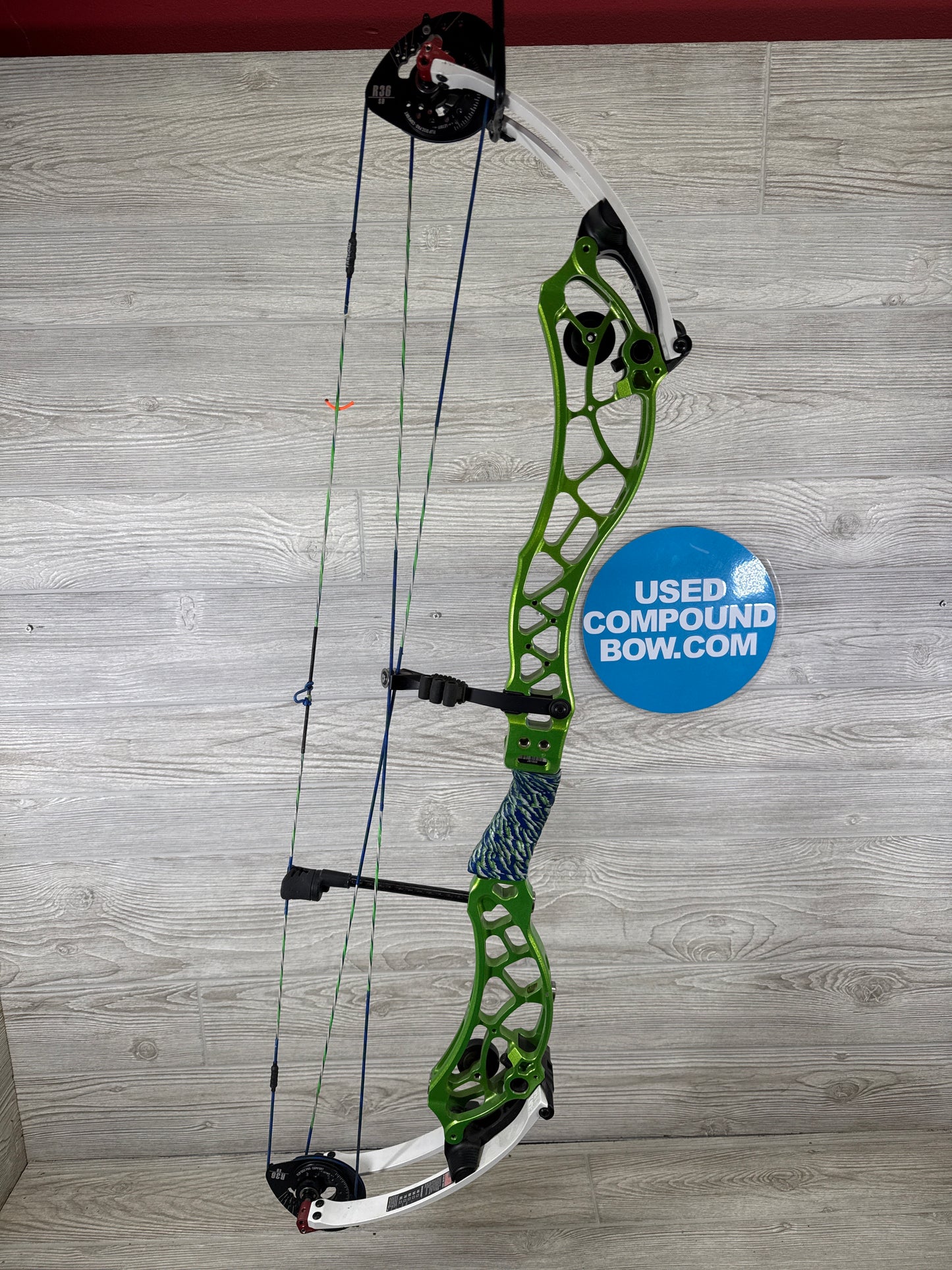 Used Bowtech Reckoning SD Illusion Green white limbs rh #50