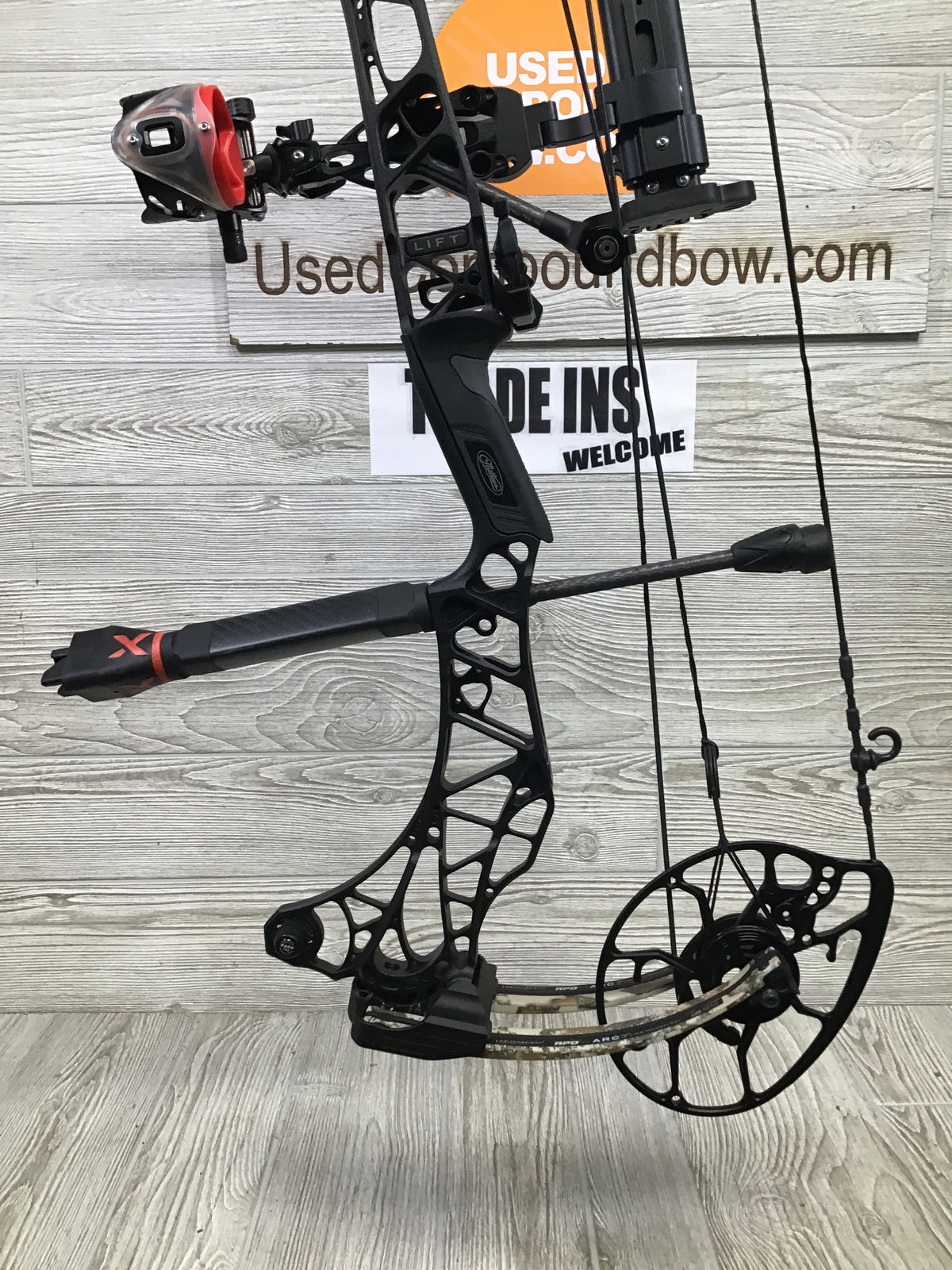 Used Mathews Lift X 29.5 Right Hand 29"/70# Black Riser/First Lite Limb Package