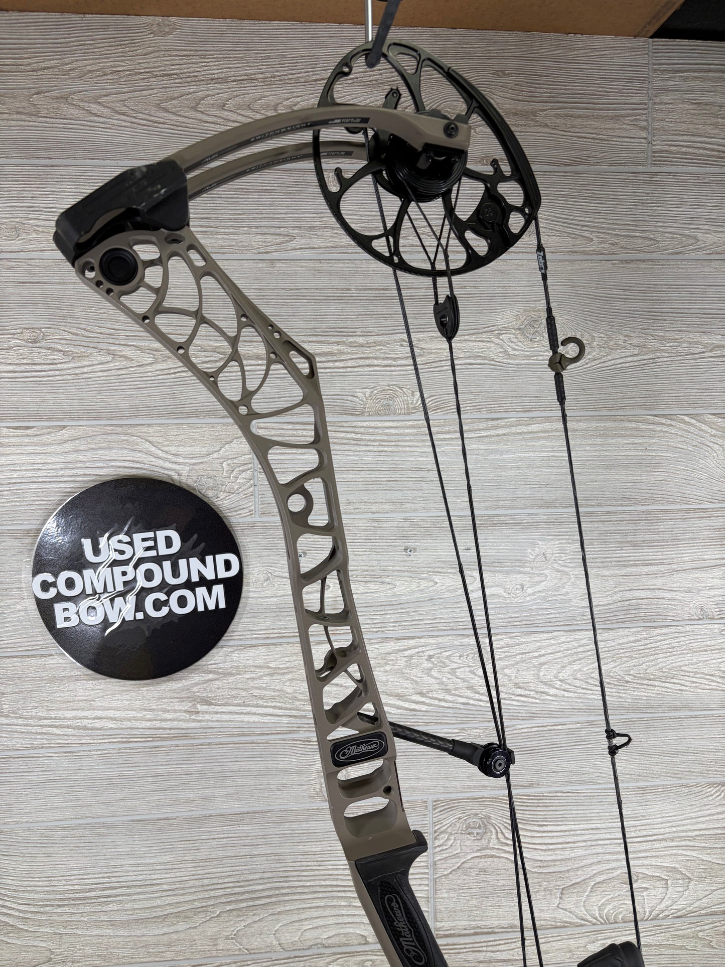 Used Mathews V3X 33 Right Handed Granite 30" 70lb