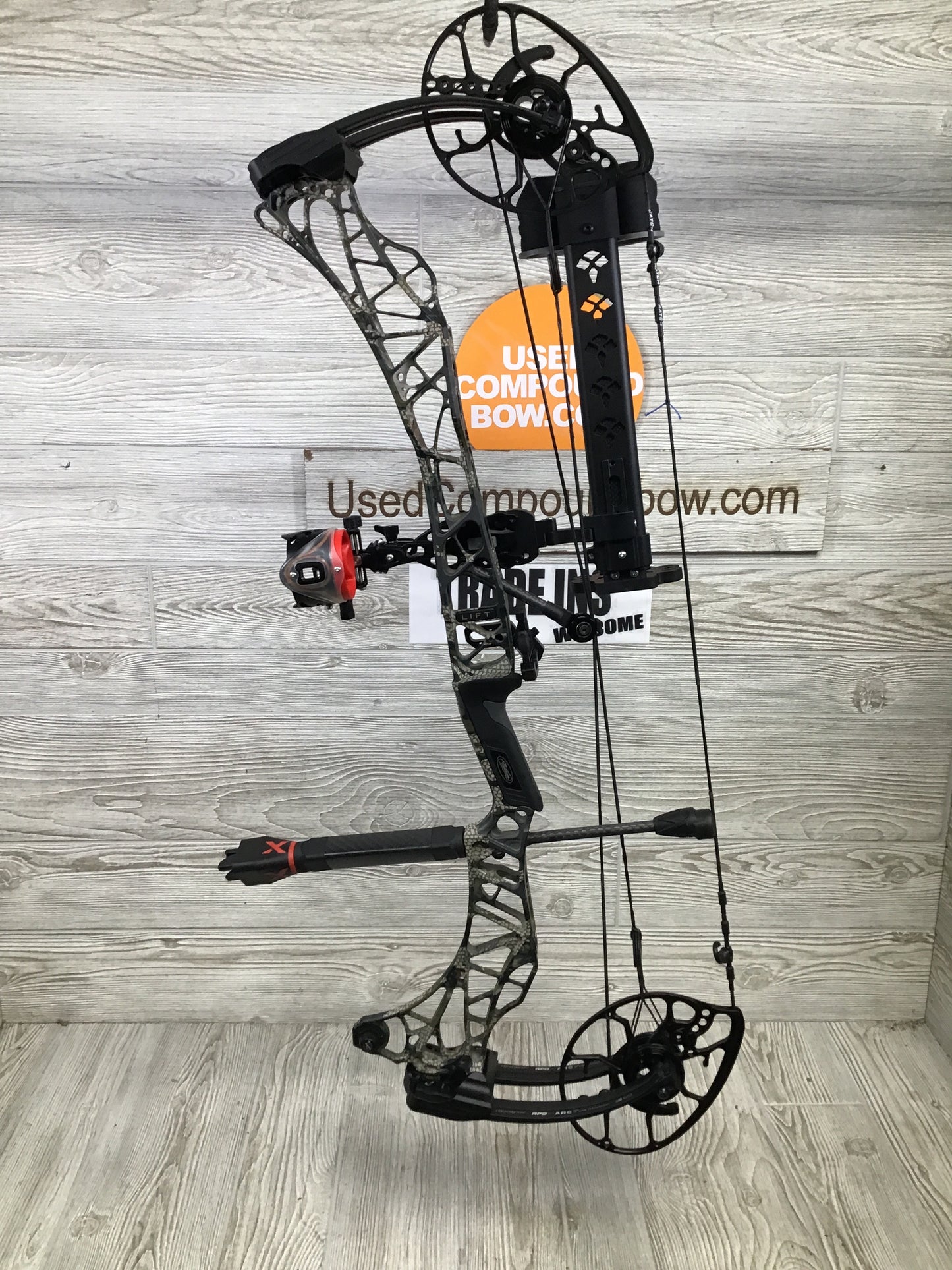 Used Mathews Lift X 29.5 Right Hand Kuiu Verde riser/ Black limbs 27"/70# Package