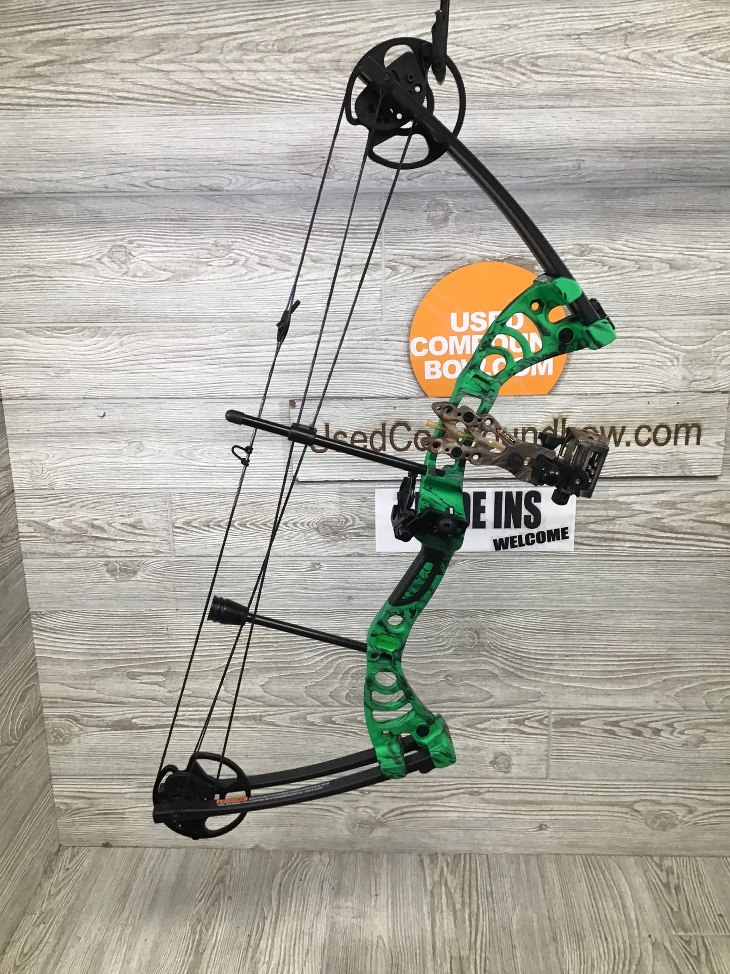 NEW Centerpoint Typhon Right handed Hunting bow 15-55lbs 19-29"