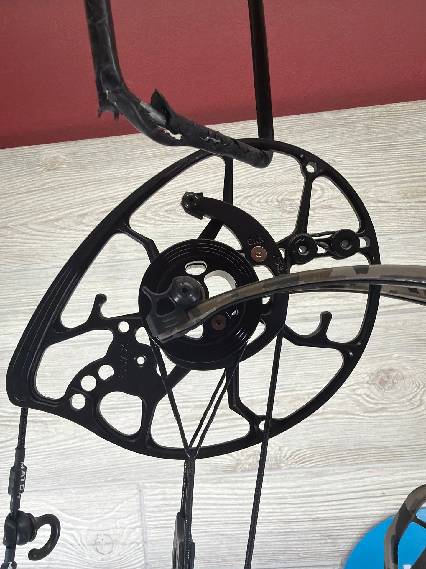 Used Mathews LIFT X 29.5 27.5" 70lb Right Hand Mossy Oak Bottomlands Bow